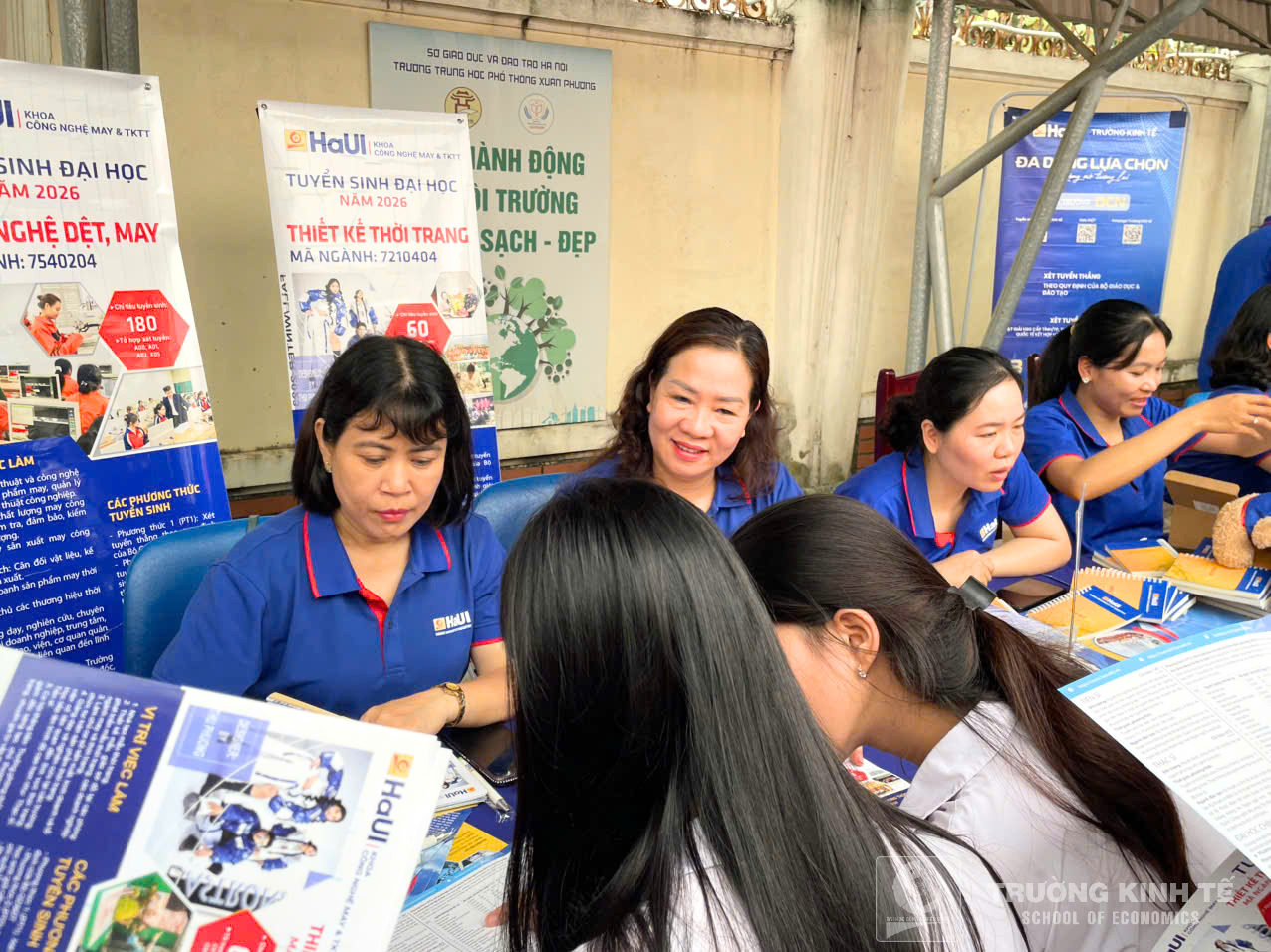 Trường Kinh tế, Đại học Công nghiệp Hà Nội tư vấn hướng nghiệp và tuyển sinh tại Trường THPT Xuân Phương