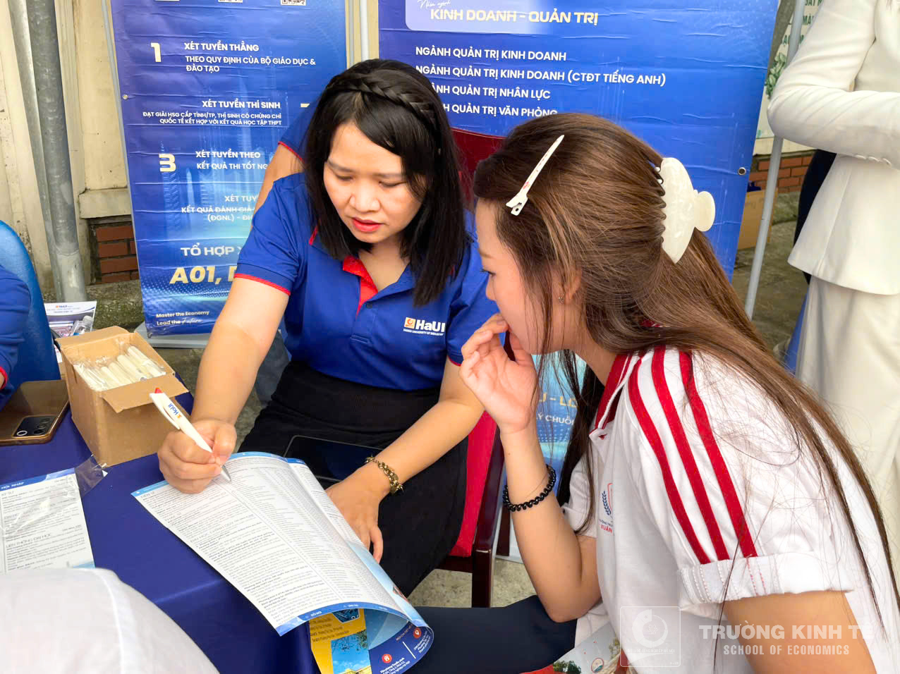 Trường Kinh tế, Đại học Công nghiệp Hà Nội tư vấn hướng nghiệp và tuyển sinh tại Trường THPT Xuân Phương