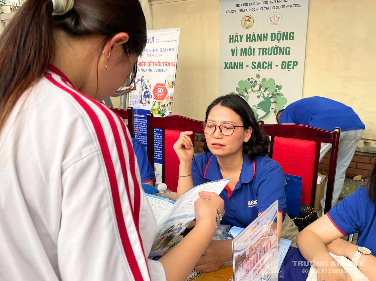 Trường Kinh tế, Đại học Công nghiệp Hà Nội tư vấn hướng nghiệp và tuyển sinh tại Trường THPT Xuân Phương