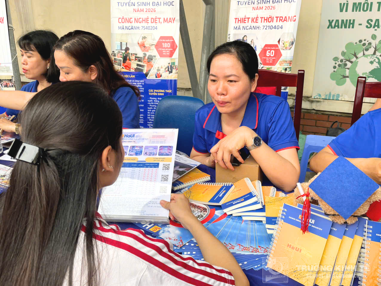 Trường Kinh tế, Đại học Công nghiệp Hà Nội tư vấn hướng nghiệp và tuyển sinh tại Trường THPT Xuân Phương