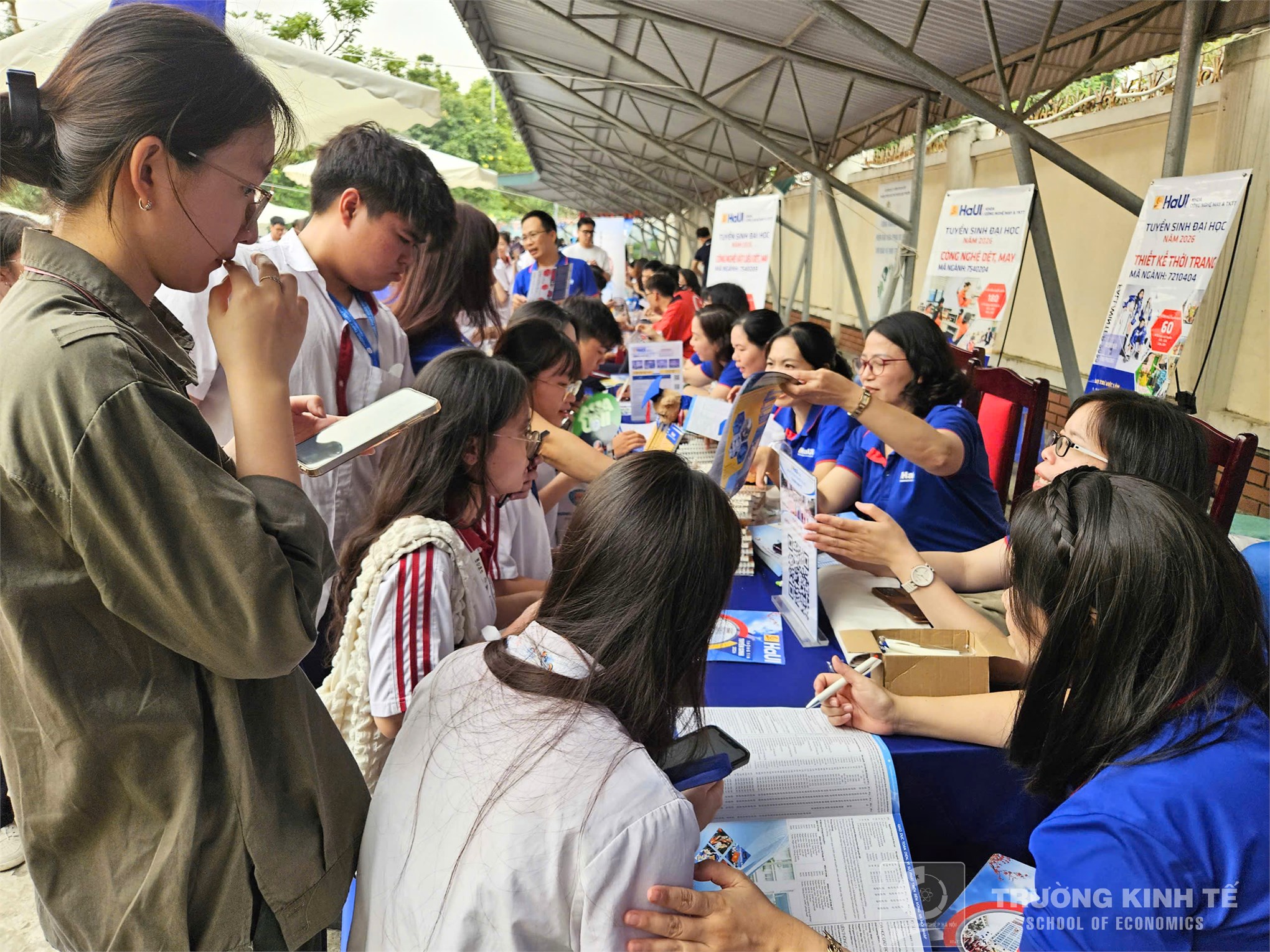 Trường Kinh tế, Đại học Công nghiệp Hà Nội tư vấn hướng nghiệp và tuyển sinh tại Trường THPT Xuân Phương