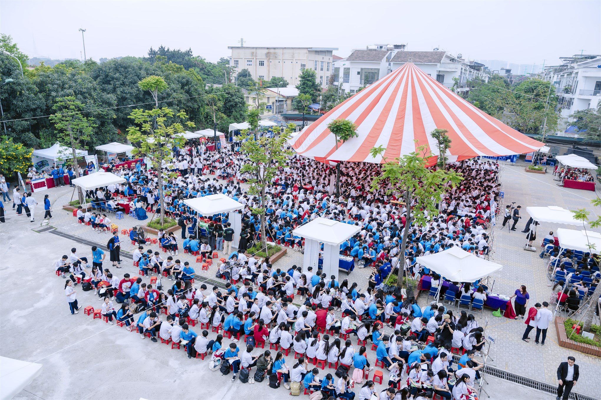 Trường Kinh tế, Đại học Công nghiệp Hà Nội tư vấn hướng nghiệp và tuyển sinh tại Trường THPT Xuân Phương