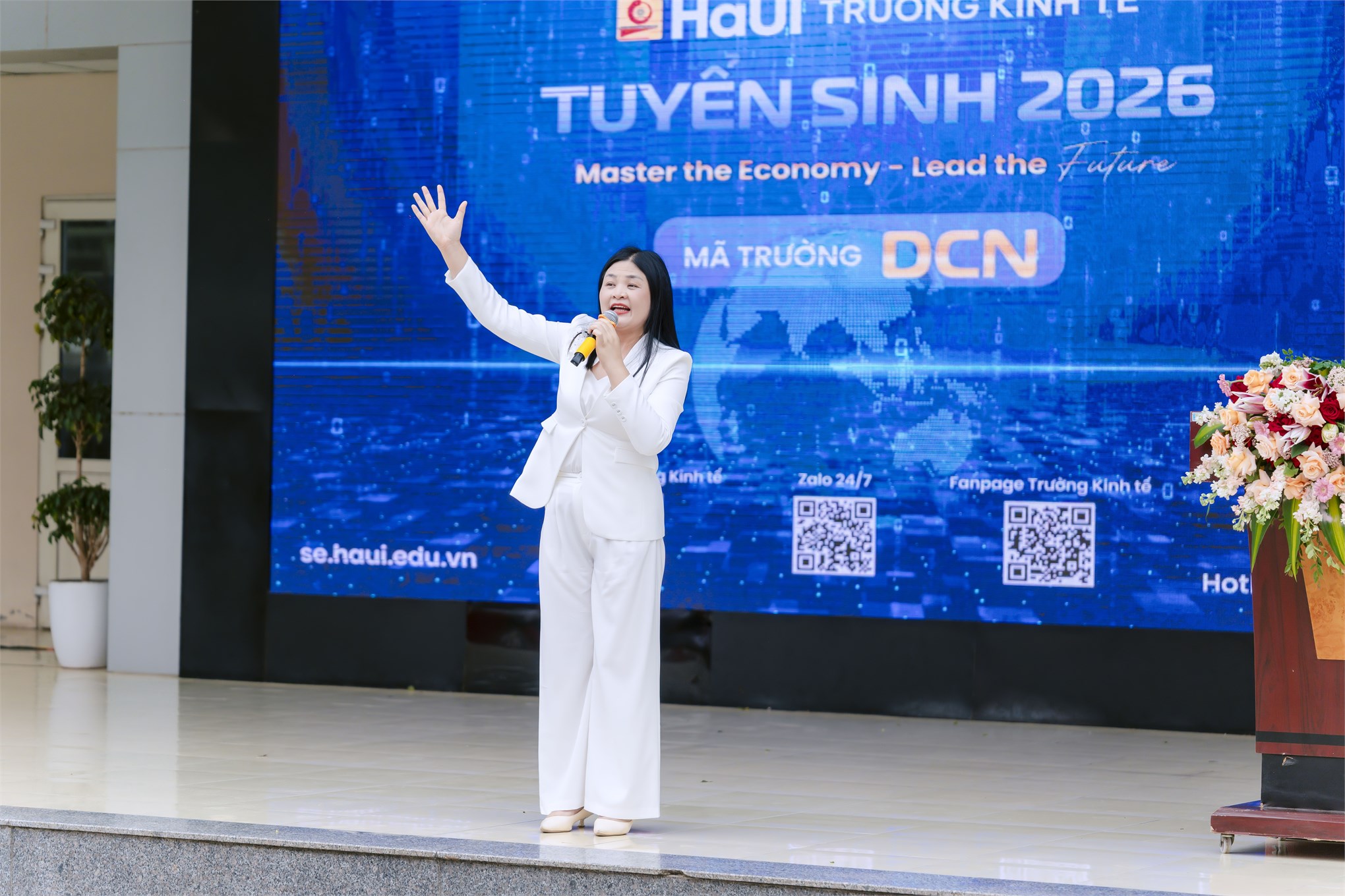 Trường Kinh tế, Đại học Công nghiệp Hà Nội tư vấn hướng nghiệp và tuyển sinh tại Trường THPT Xuân Phương