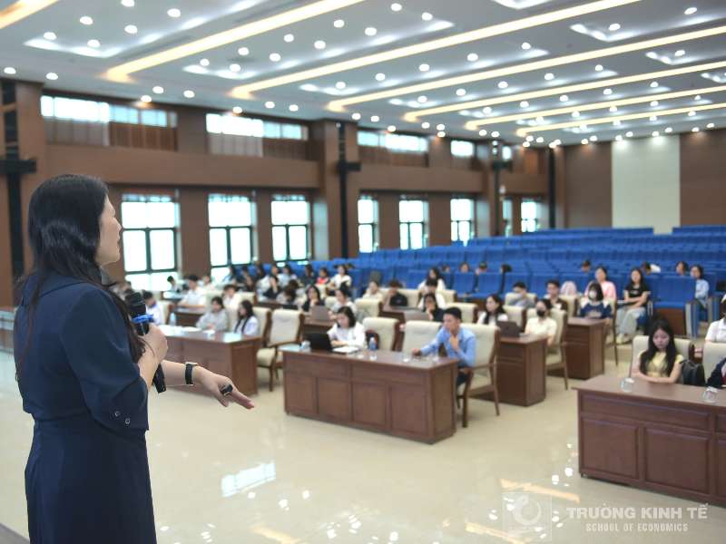 Trường Kinh tế tổ chức "Tập huấn phương pháp trình bày báo cáo, bài báo khoa học và công bố kết quả nghiên cứu trong nghiên cứu cho SV NCKH năm học 2025 - 2026"