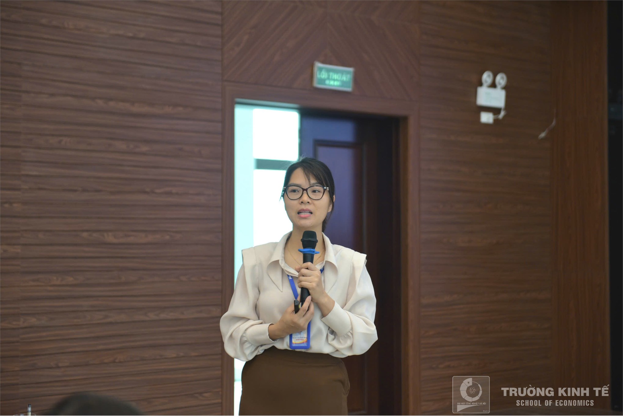 Trường Kinh tế tổ chức `Tập huấn phương pháp trình bày báo cáo, bài báo khoa học và công bố kết quả nghiên cứu trong nghiên cứu cho SV NCKH năm học 2025 - 2026`