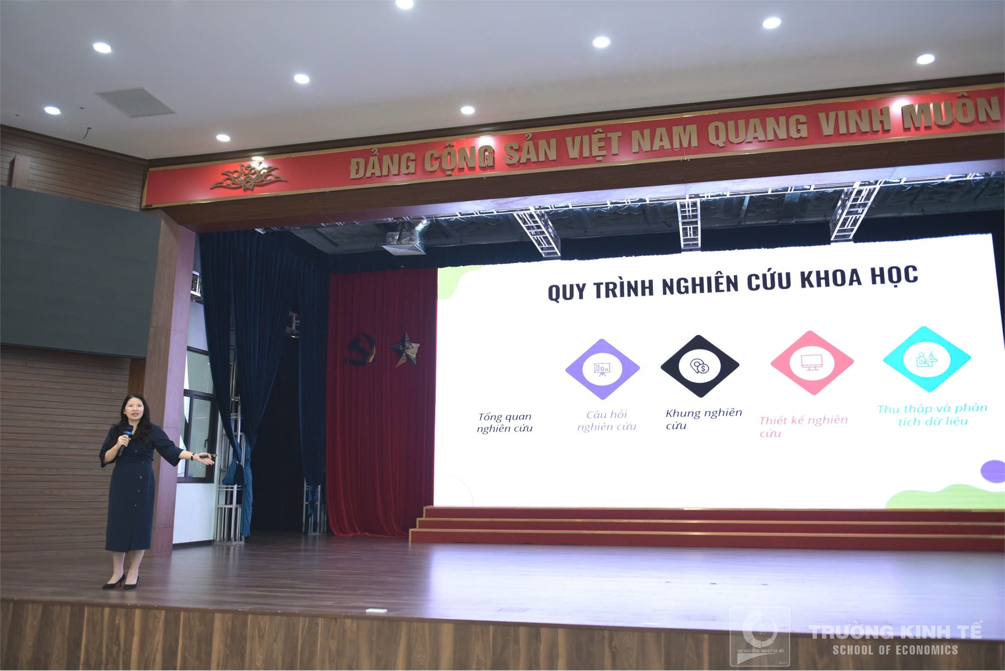 Trường Kinh tế tổ chức `Tập huấn phương pháp trình bày báo cáo, bài báo khoa học và công bố kết quả nghiên cứu trong nghiên cứu cho SV NCKH năm học 2025 - 2026`