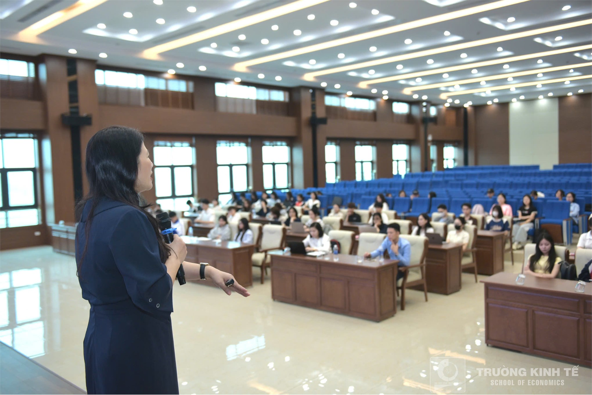 Trường Kinh tế tổ chức `Tập huấn phương pháp trình bày báo cáo, bài báo khoa học và công bố kết quả nghiên cứu trong nghiên cứu cho SV NCKH năm học 2025 - 2026`