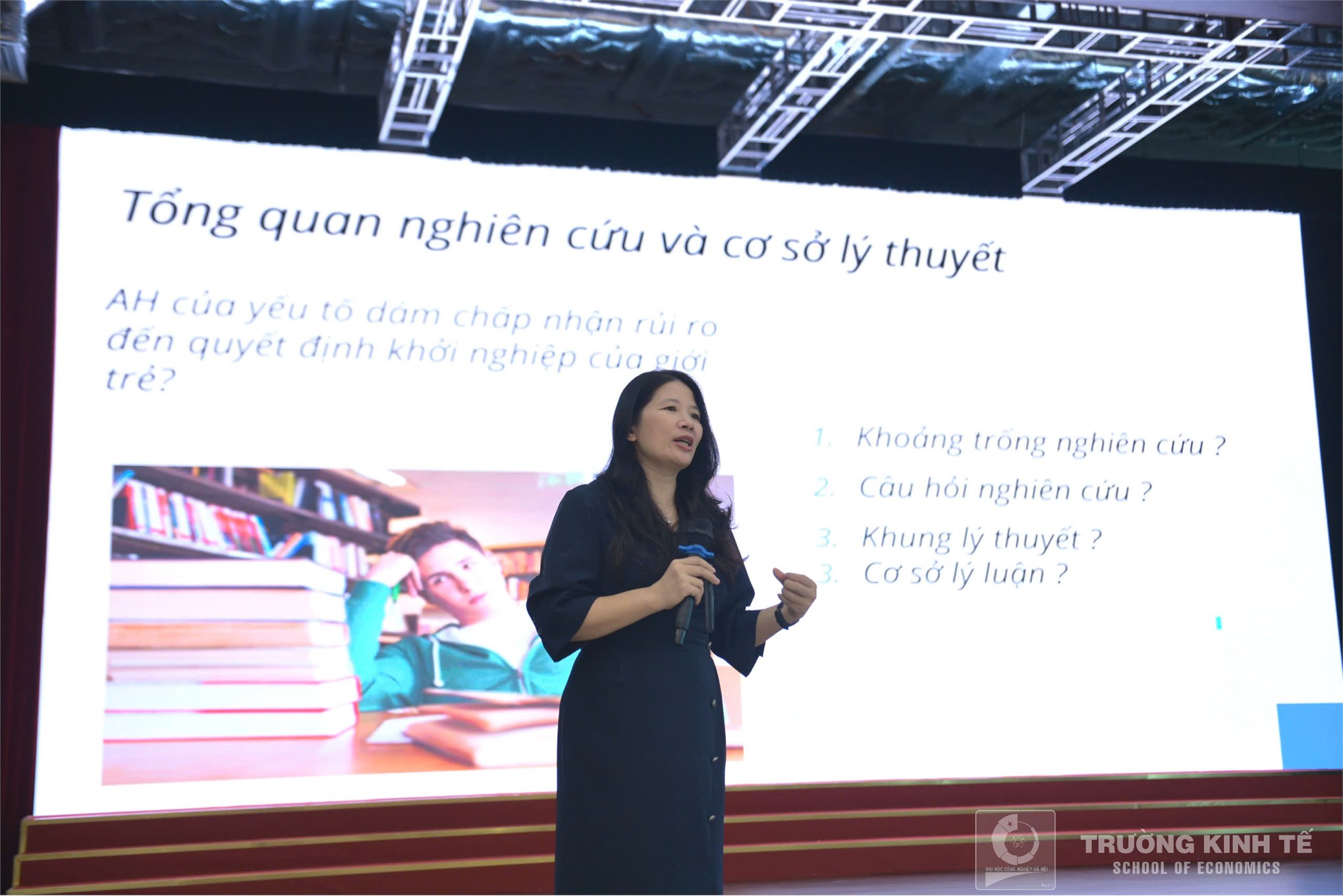 Trường Kinh tế tổ chức `Tập huấn phương pháp trình bày báo cáo, bài báo khoa học và công bố kết quả nghiên cứu trong nghiên cứu cho SV NCKH năm học 2025 - 2026`