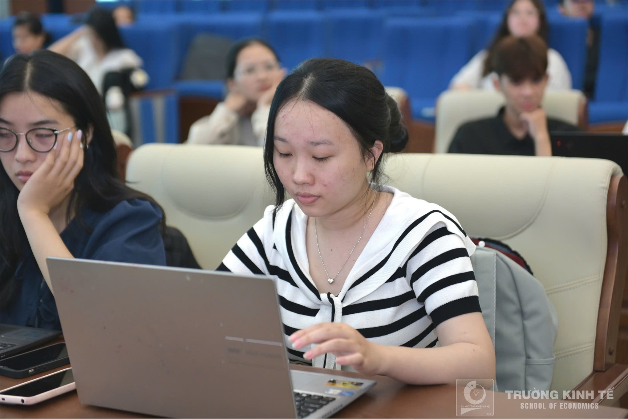 Trường Kinh tế tổ chức `Tập huấn phương pháp trình bày báo cáo, bài báo khoa học và công bố kết quả nghiên cứu trong nghiên cứu cho SV NCKH năm học 2025 - 2026`