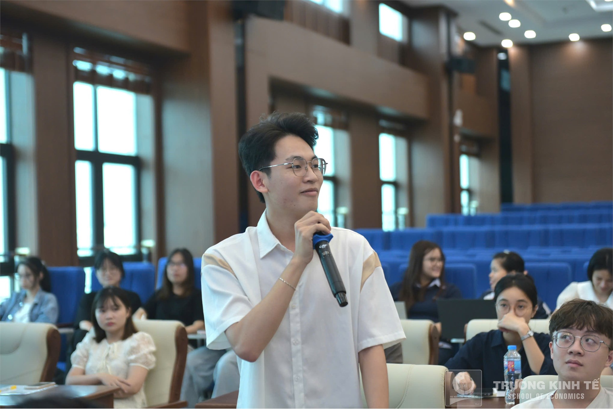 Trường Kinh tế tổ chức `Tập huấn phương pháp trình bày báo cáo, bài báo khoa học và công bố kết quả nghiên cứu trong nghiên cứu cho SV NCKH năm học 2025 - 2026`