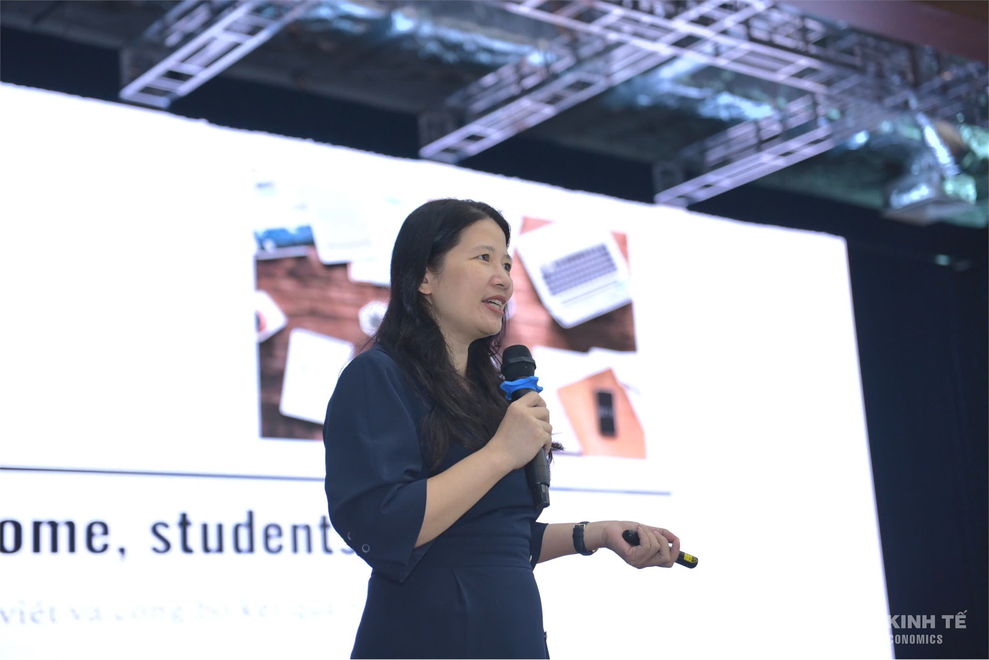 Trường Kinh tế tổ chức `Tập huấn phương pháp trình bày báo cáo, bài báo khoa học và công bố kết quả nghiên cứu trong nghiên cứu cho SV NCKH năm học 2025 - 2026`