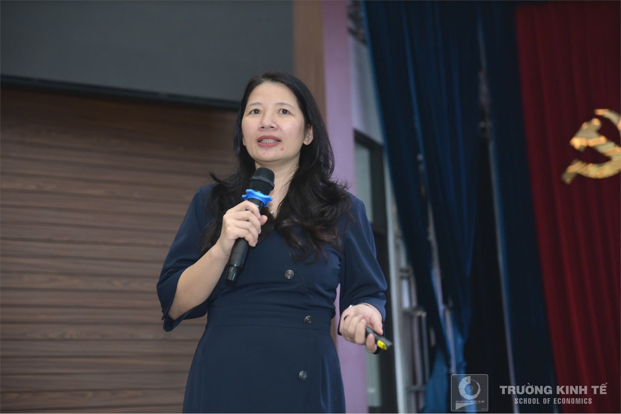 Trường Kinh tế tổ chức `Tập huấn phương pháp trình bày báo cáo, bài báo khoa học và công bố kết quả nghiên cứu trong nghiên cứu cho SV NCKH năm học 2025 - 2026`