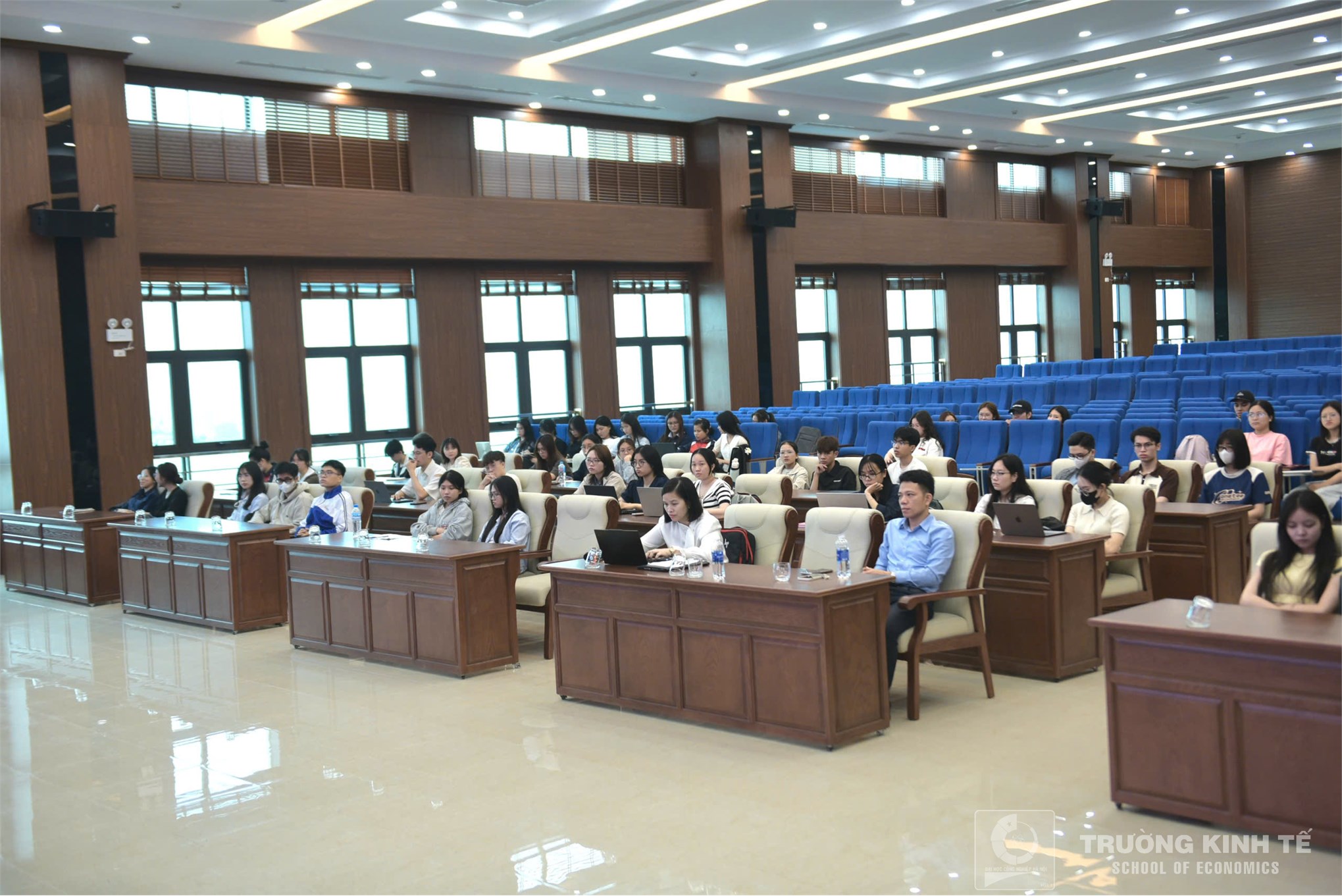 Trường Kinh tế tổ chức `Tập huấn phương pháp trình bày báo cáo, bài báo khoa học và công bố kết quả nghiên cứu trong nghiên cứu cho SV NCKH năm học 2025 - 2026`