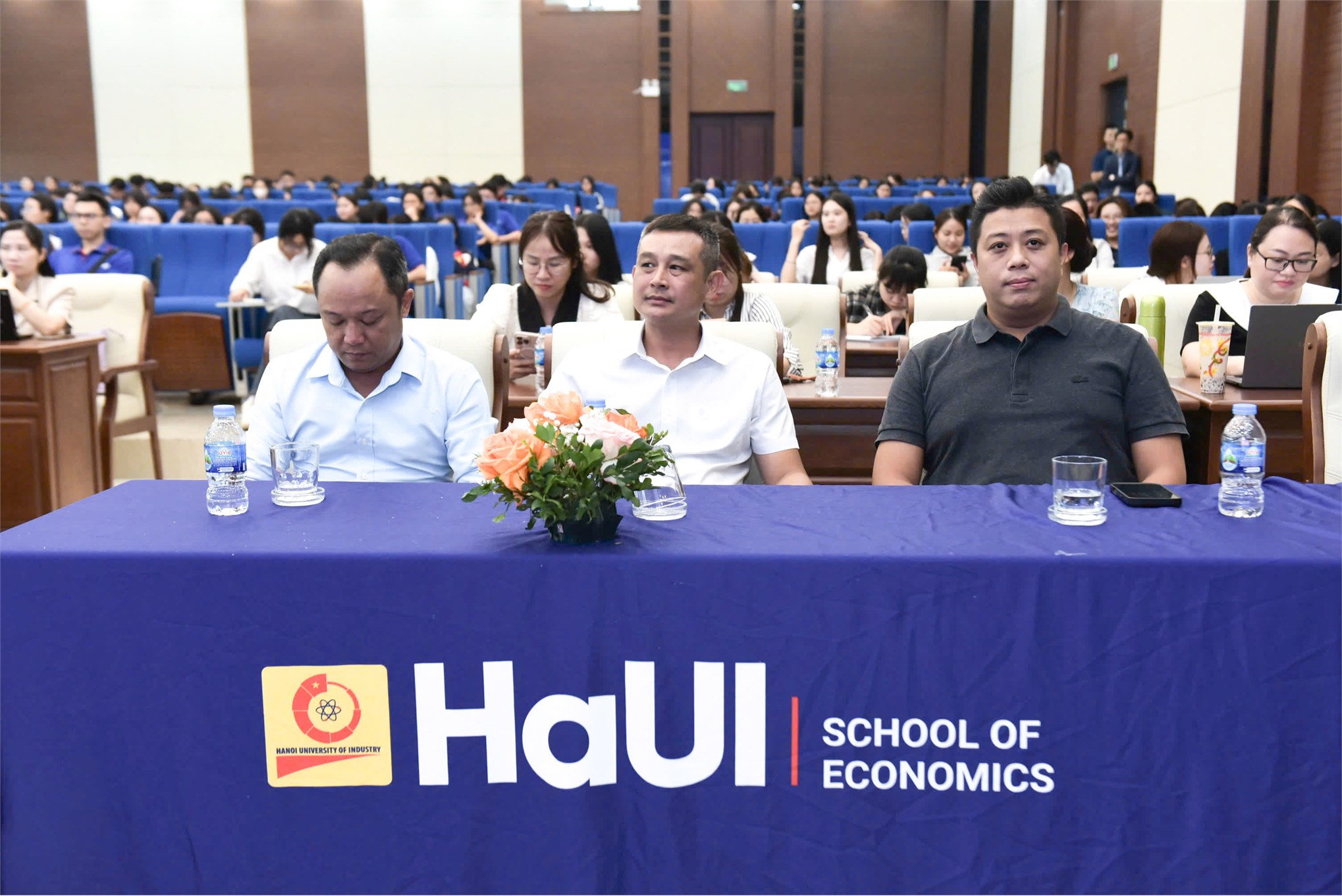 Tọa đàm `Tư duy dữ liệu và Dòng chảy thông tin trong kỷ nguyên số: từ lý thuyết, mô hình đến triển khai thực tiễn`