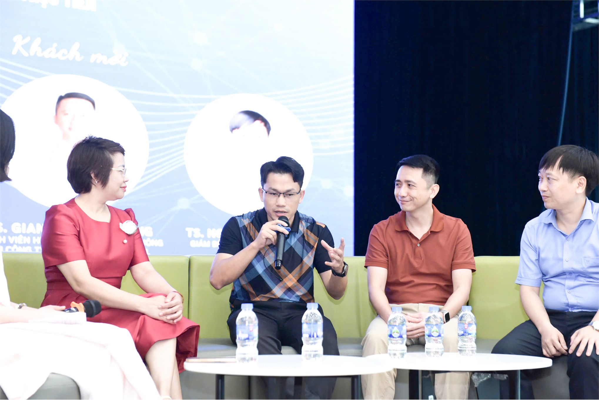 Tọa đàm `Tư duy dữ liệu và Dòng chảy thông tin trong kỷ nguyên số: từ lý thuyết, mô hình đến triển khai thực tiễn`