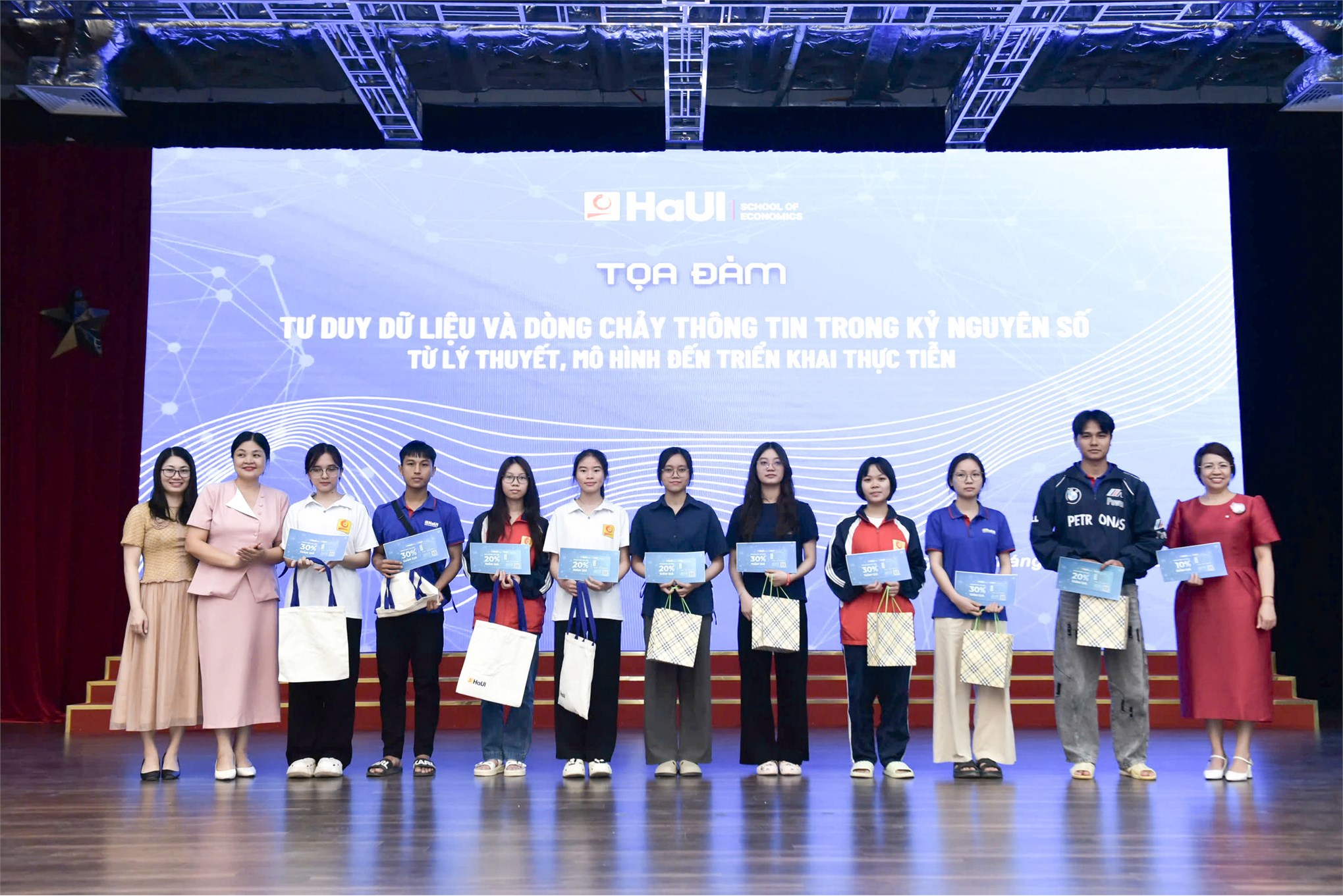 Tọa đàm `Tư duy dữ liệu và Dòng chảy thông tin trong kỷ nguyên số: từ lý thuyết, mô hình đến triển khai thực tiễn`