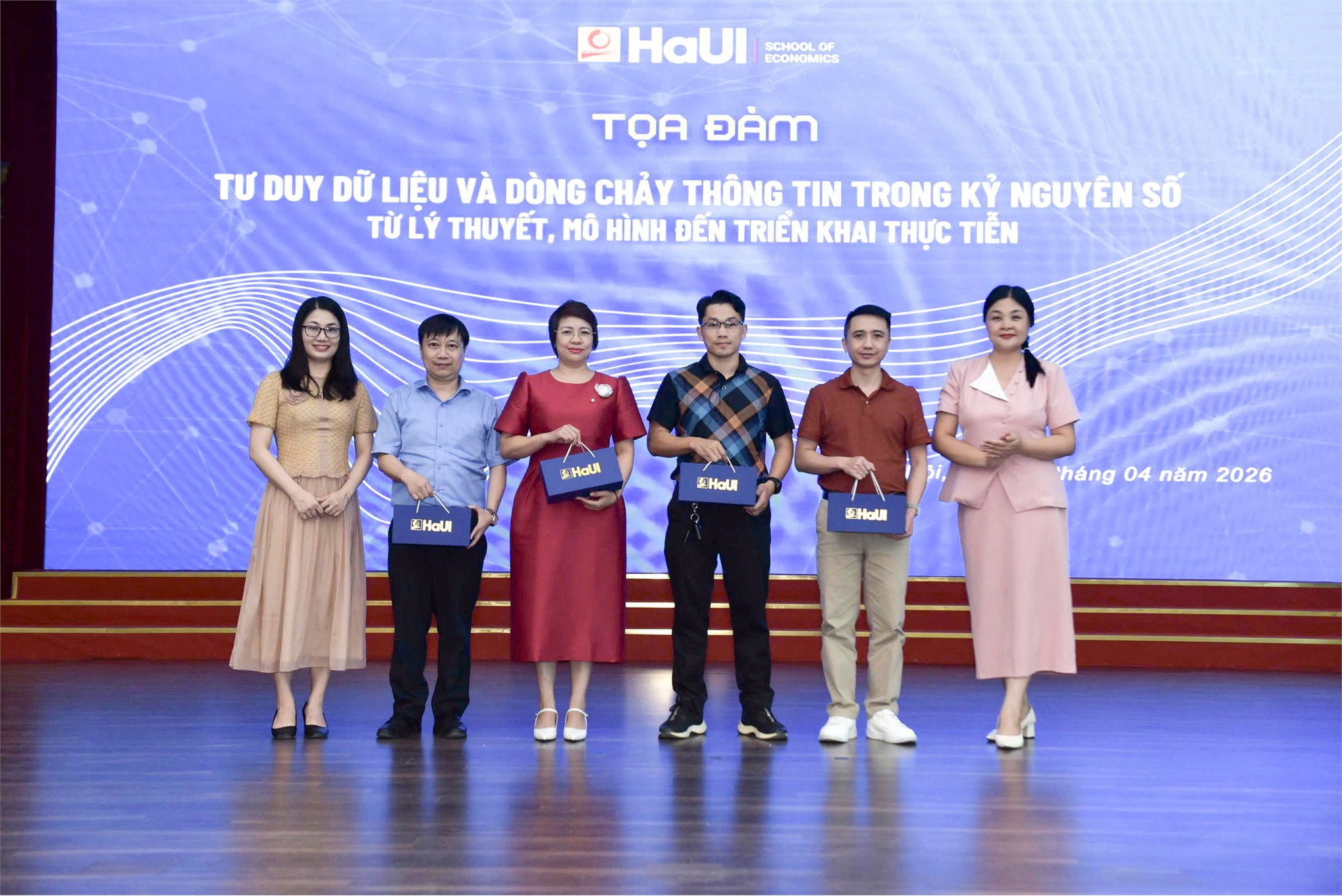 Tọa đàm `Tư duy dữ liệu và Dòng chảy thông tin trong kỷ nguyên số: từ lý thuyết, mô hình đến triển khai thực tiễn`