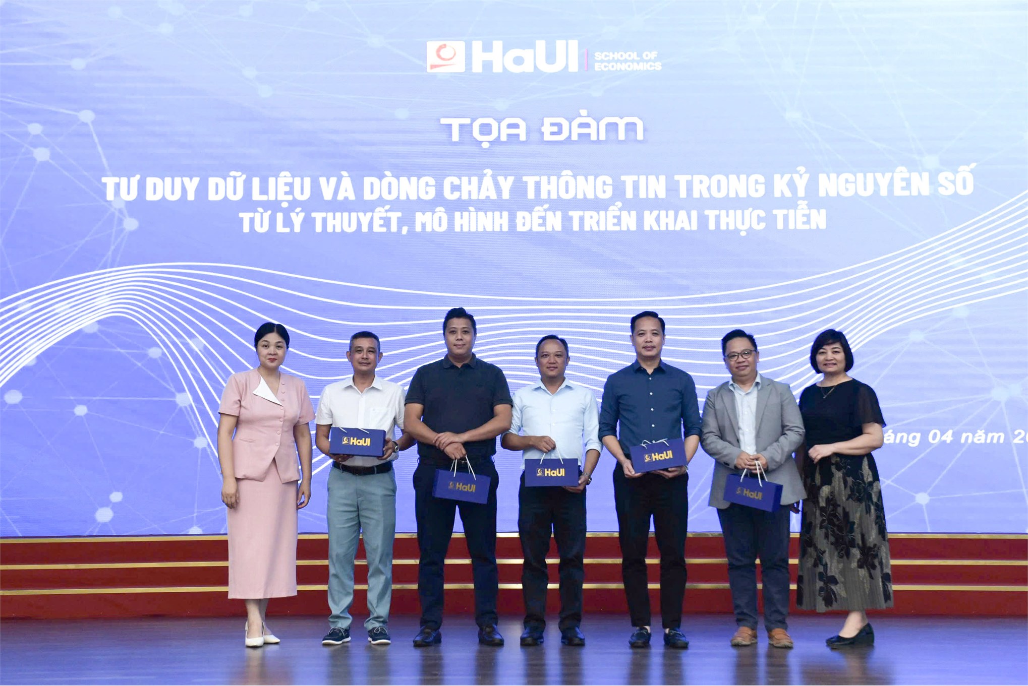 Tọa đàm `Tư duy dữ liệu và Dòng chảy thông tin trong kỷ nguyên số: từ lý thuyết, mô hình đến triển khai thực tiễn`