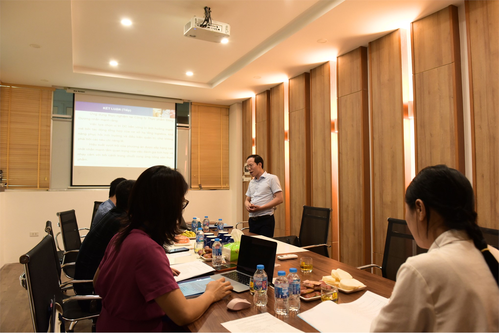 Nghiệm thu đề tài cấp trường: “Xây dựng mô hình ra quyết định đa tiêu chuẩn động để đánh giá và lựa chọn vị trí trung tâm phân phối bền vững của doanh nghiệp cung ứng nông sản tại Việt Nam”