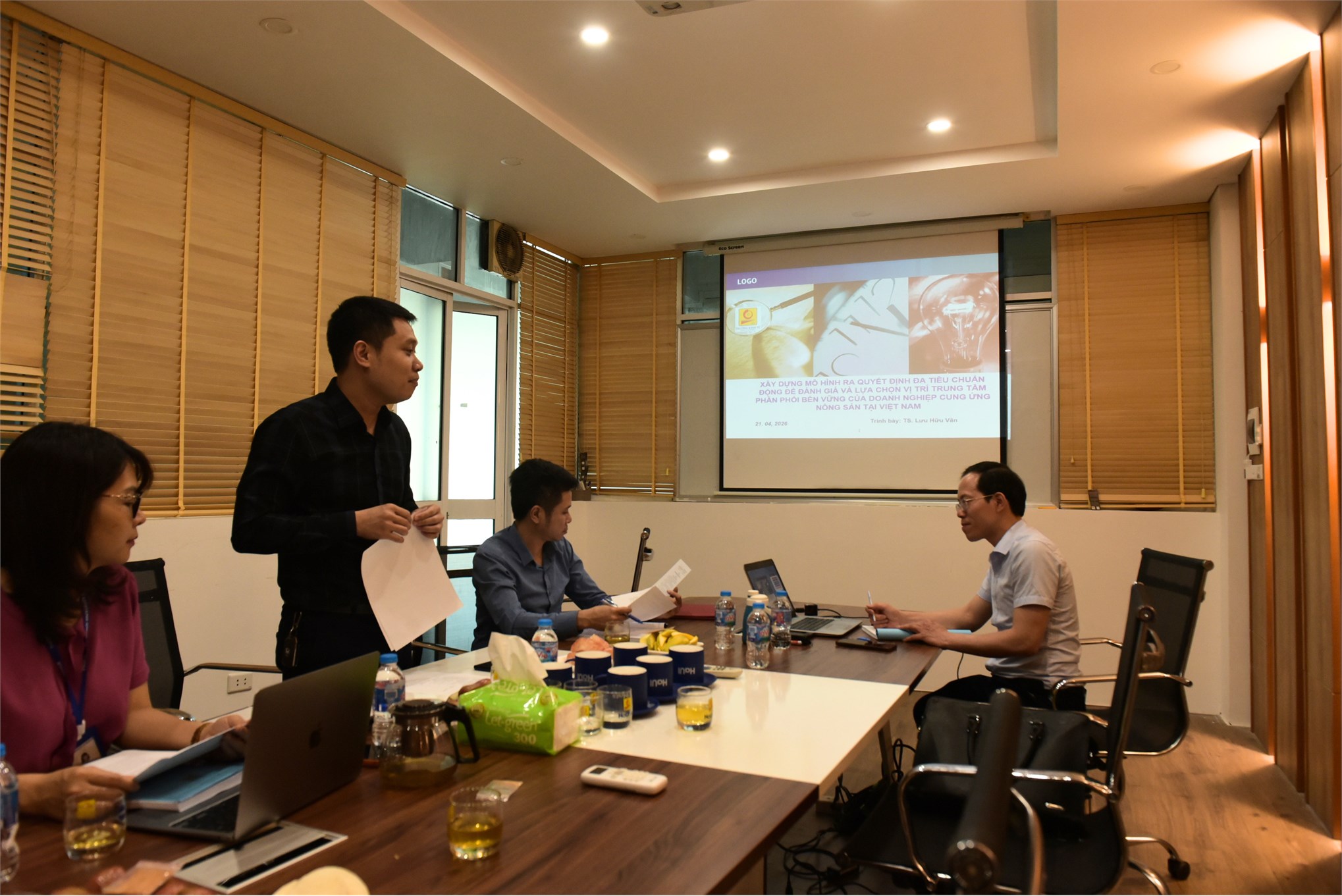 Nghiệm thu đề tài cấp trường: “Xây dựng mô hình ra quyết định đa tiêu chuẩn động để đánh giá và lựa chọn vị trí trung tâm phân phối bền vững của doanh nghiệp cung ứng nông sản tại Việt Nam”