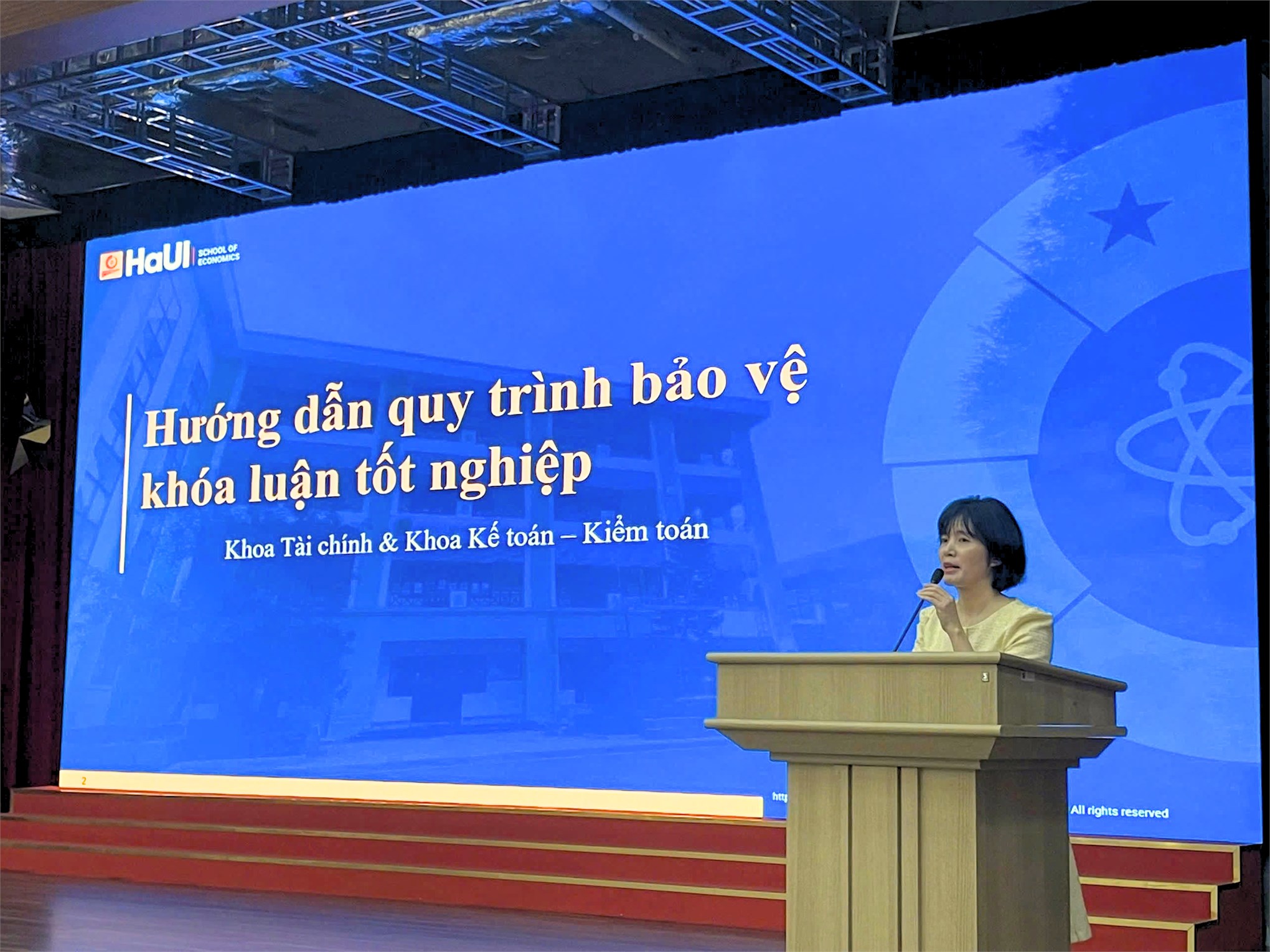 Trường Kinh tế tổ chức chương trình “Tập huấn hướng dẫn quy trình bảo vệ khóa luận tốt nghiệp và giới thiệu Chương trình đào tạo Thạc sĩ” cho sinh viên khóa 17 và các khóa khác
