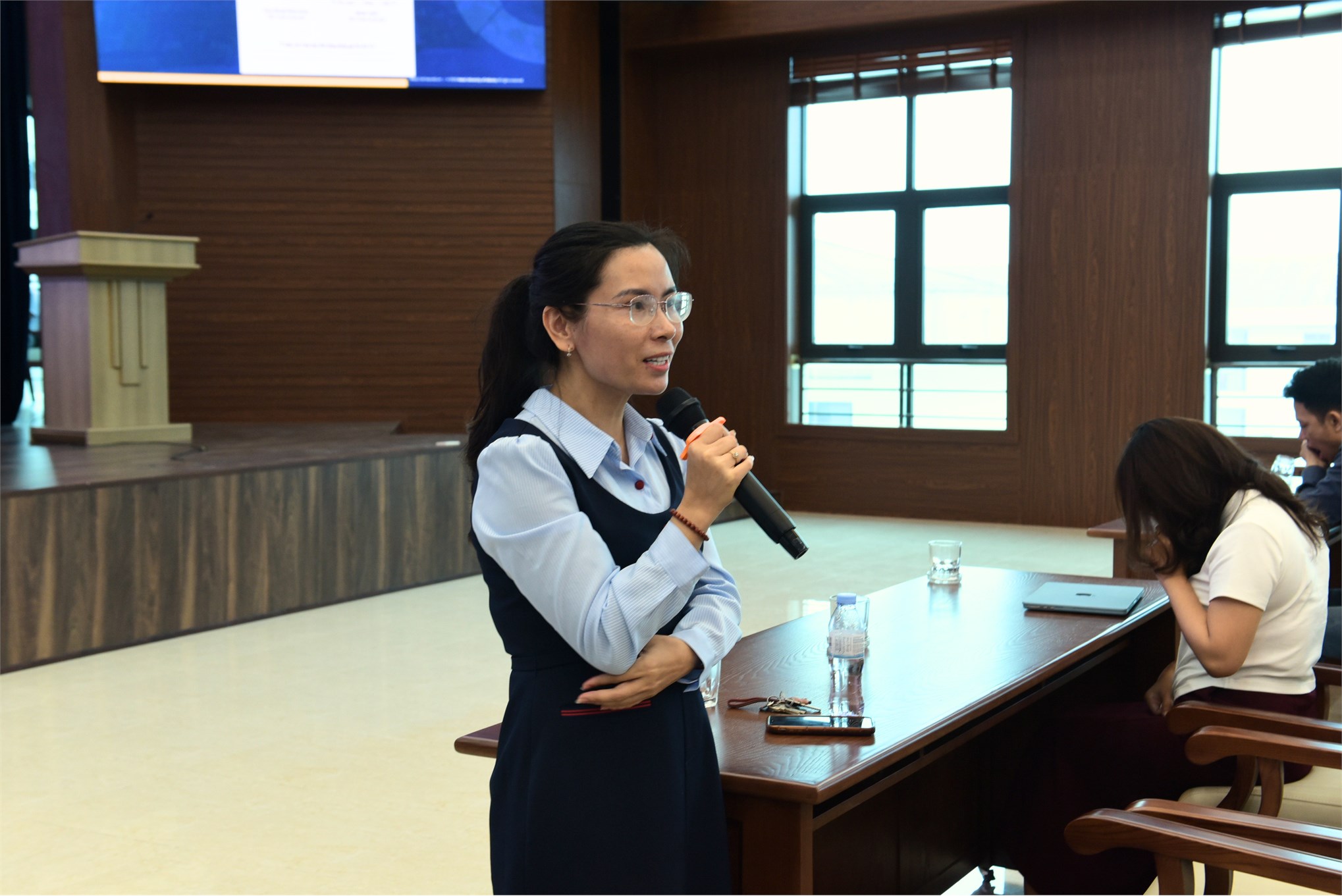 Trường Kinh tế tổ chức chương trình “Tập huấn hướng dẫn quy trình bảo vệ khóa luận tốt nghiệp và giới thiệu Chương trình đào tạo Thạc sĩ” cho sinh viên khóa 17 và các khóa khác