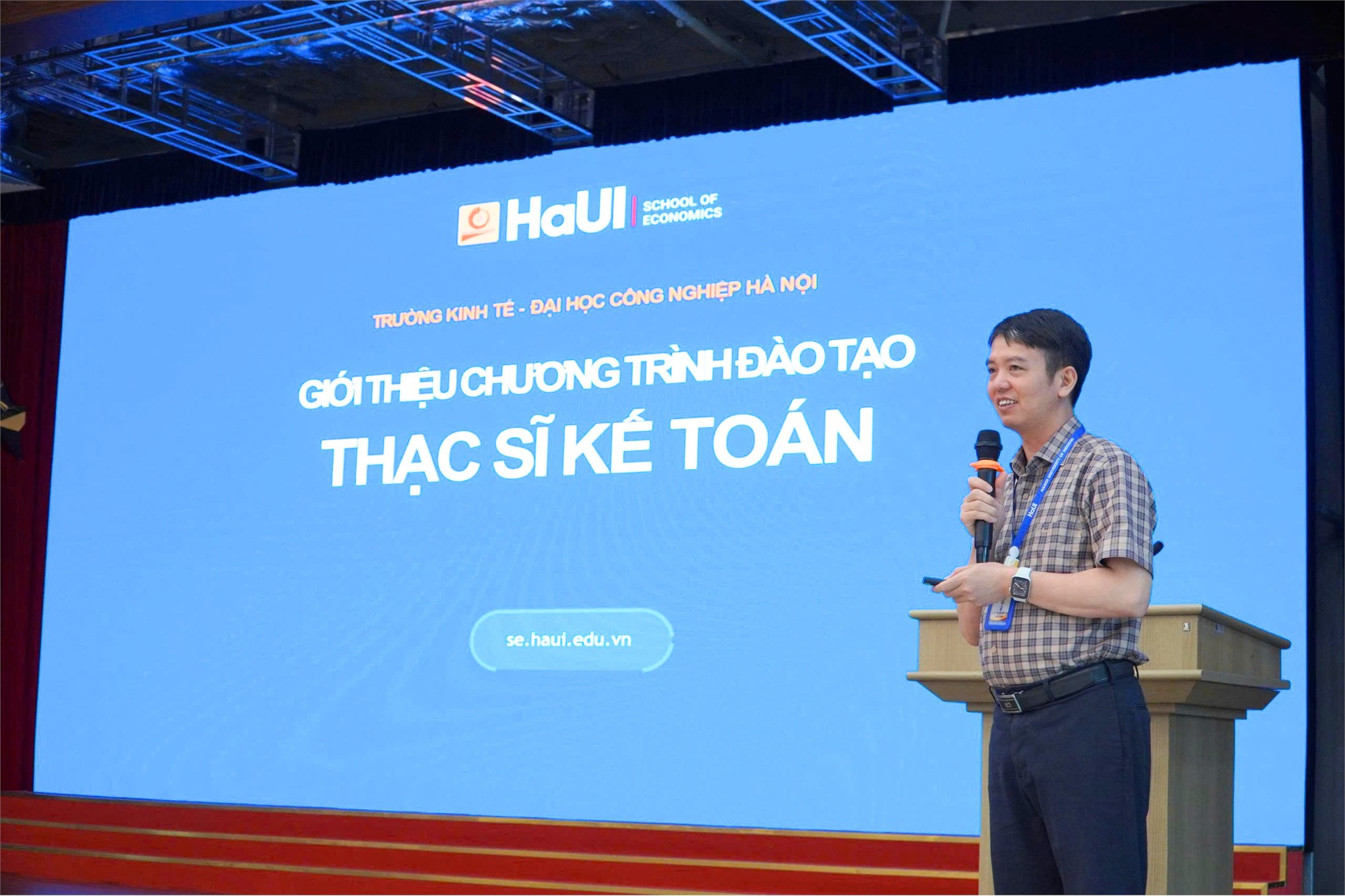Trường Kinh tế tổ chức chương trình “Tập huấn hướng dẫn quy trình bảo vệ khóa luận tốt nghiệp và giới thiệu Chương trình đào tạo Thạc sĩ” cho sinh viên khóa 17 và các khóa khác