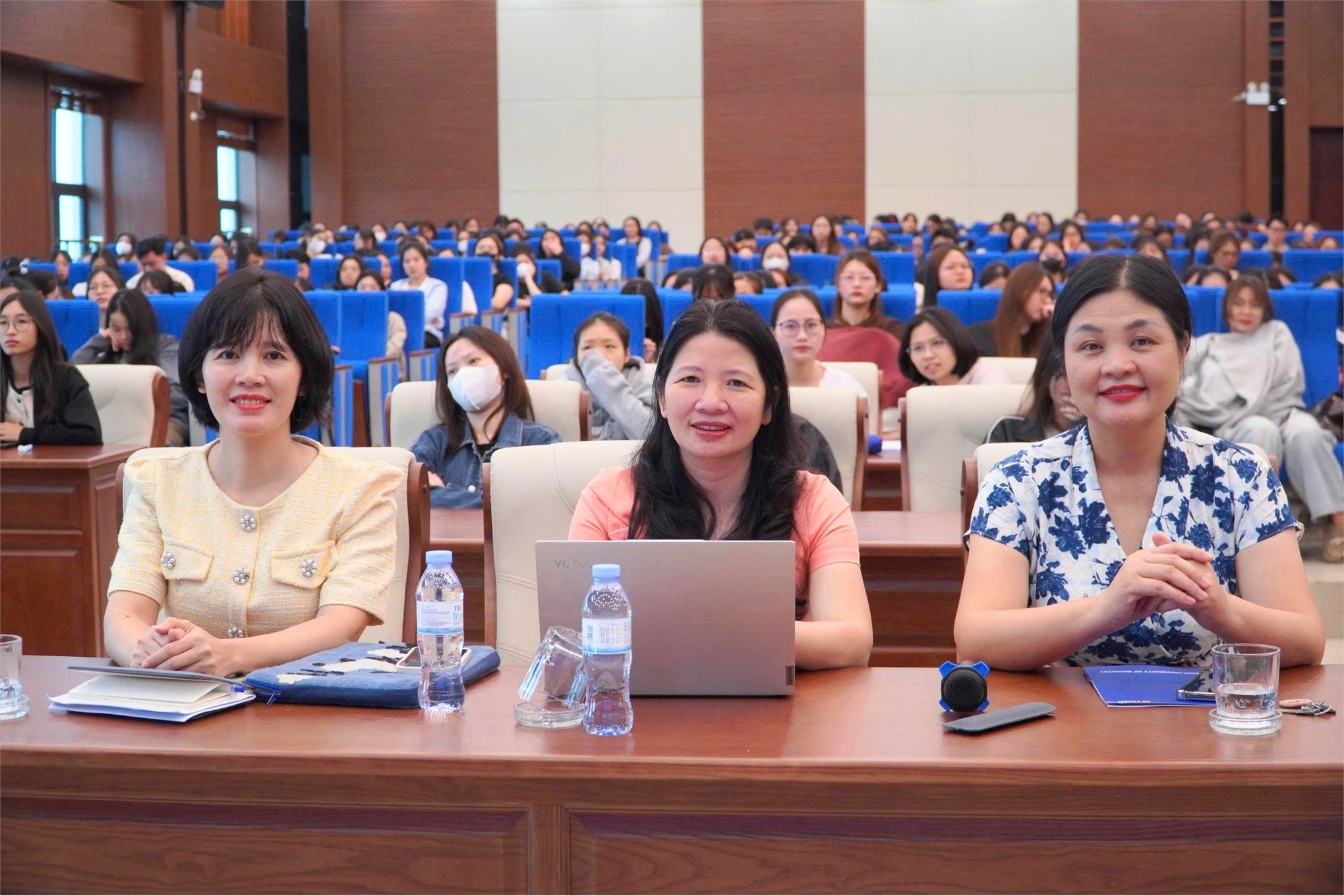 Trường Kinh tế tổ chức chương trình “Tập huấn hướng dẫn quy trình bảo vệ khóa luận tốt nghiệp và giới thiệu Chương trình đào tạo Thạc sĩ” cho sinh viên khóa 17 và các khóa khác