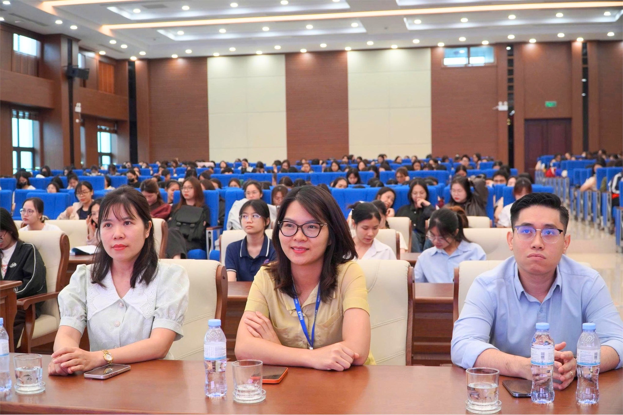 Trường Kinh tế tổ chức chương trình “Tập huấn hướng dẫn quy trình bảo vệ khóa luận tốt nghiệp và giới thiệu Chương trình đào tạo Thạc sĩ” cho sinh viên khóa 17 và các khóa khác