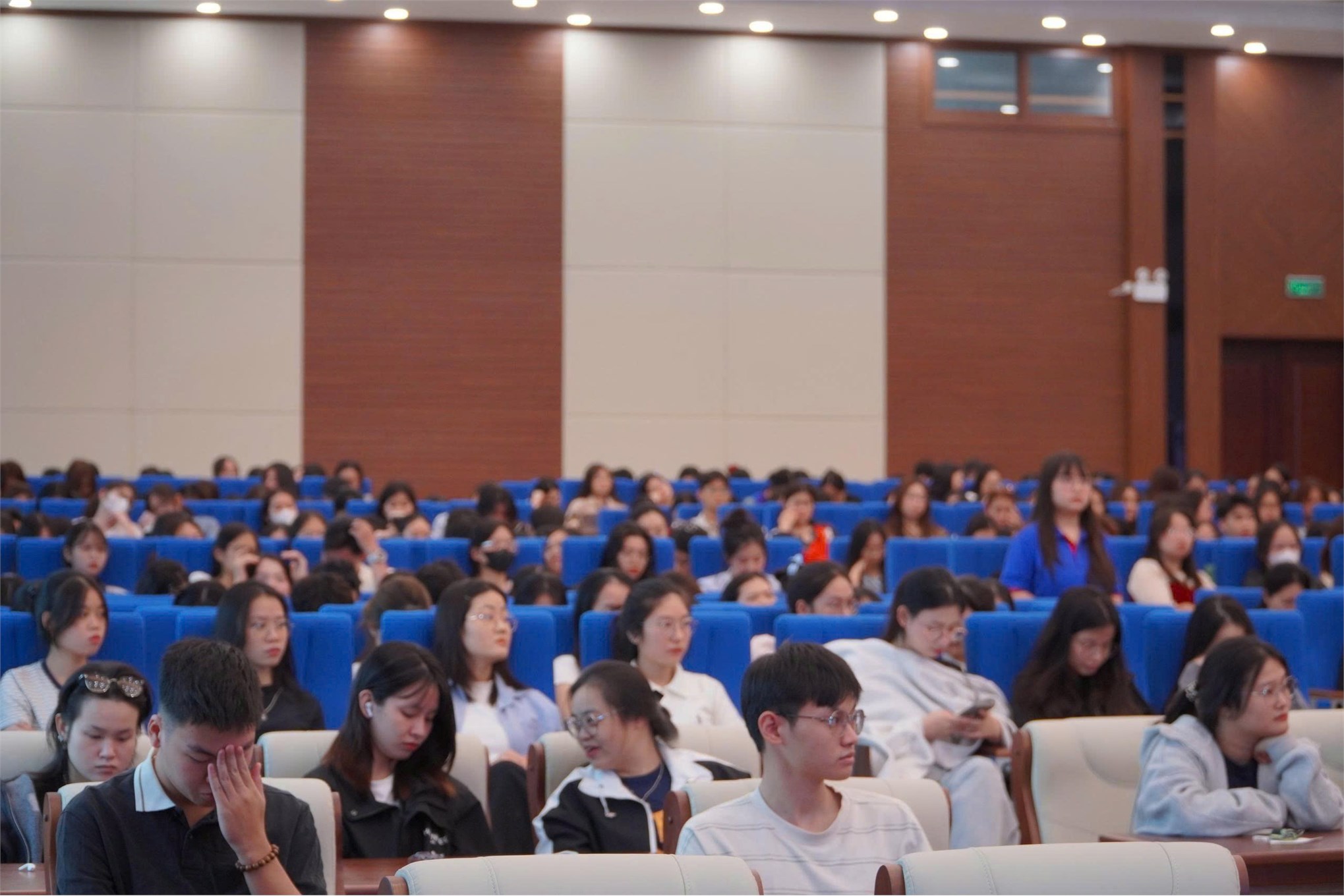 Trường Kinh tế tổ chức chương trình “Tập huấn hướng dẫn quy trình bảo vệ khóa luận tốt nghiệp và giới thiệu Chương trình đào tạo Thạc sĩ” cho sinh viên khóa 17 và các khóa khác