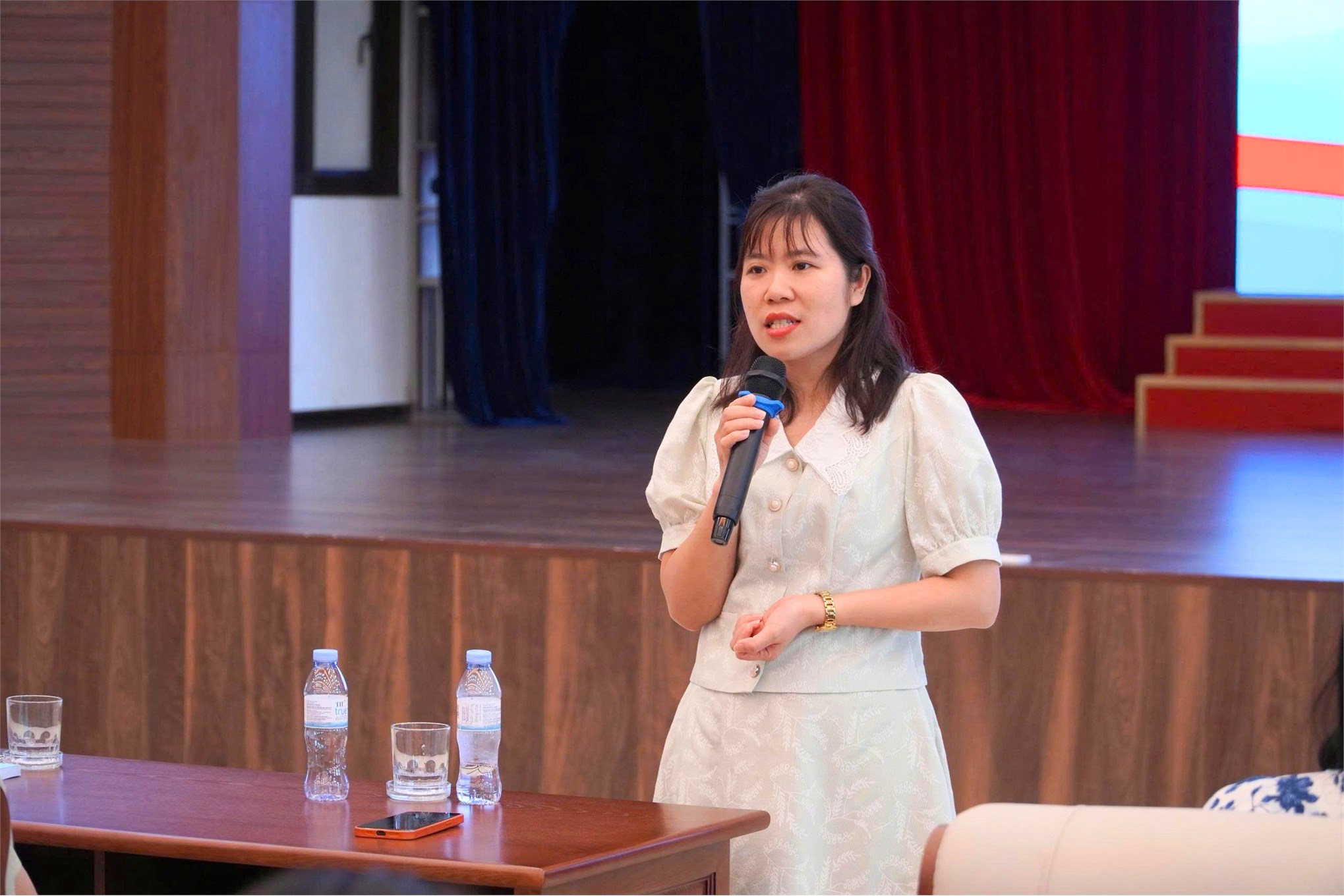 Trường Kinh tế tổ chức chương trình “Tập huấn hướng dẫn quy trình bảo vệ khóa luận tốt nghiệp và giới thiệu Chương trình đào tạo Thạc sĩ” cho sinh viên khóa 17 và các khóa khác