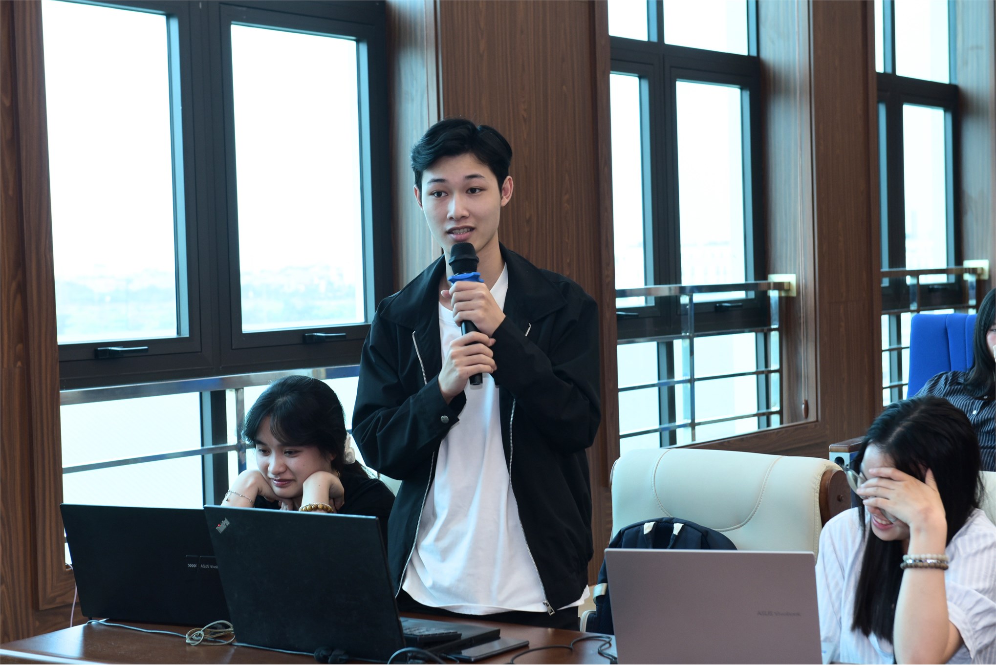 Trường Kinh tế tổ chức chương trình “Tập huấn hướng dẫn quy trình bảo vệ khóa luận tốt nghiệp và giới thiệu Chương trình đào tạo Thạc sĩ” cho sinh viên khóa 17 và các khóa khác
