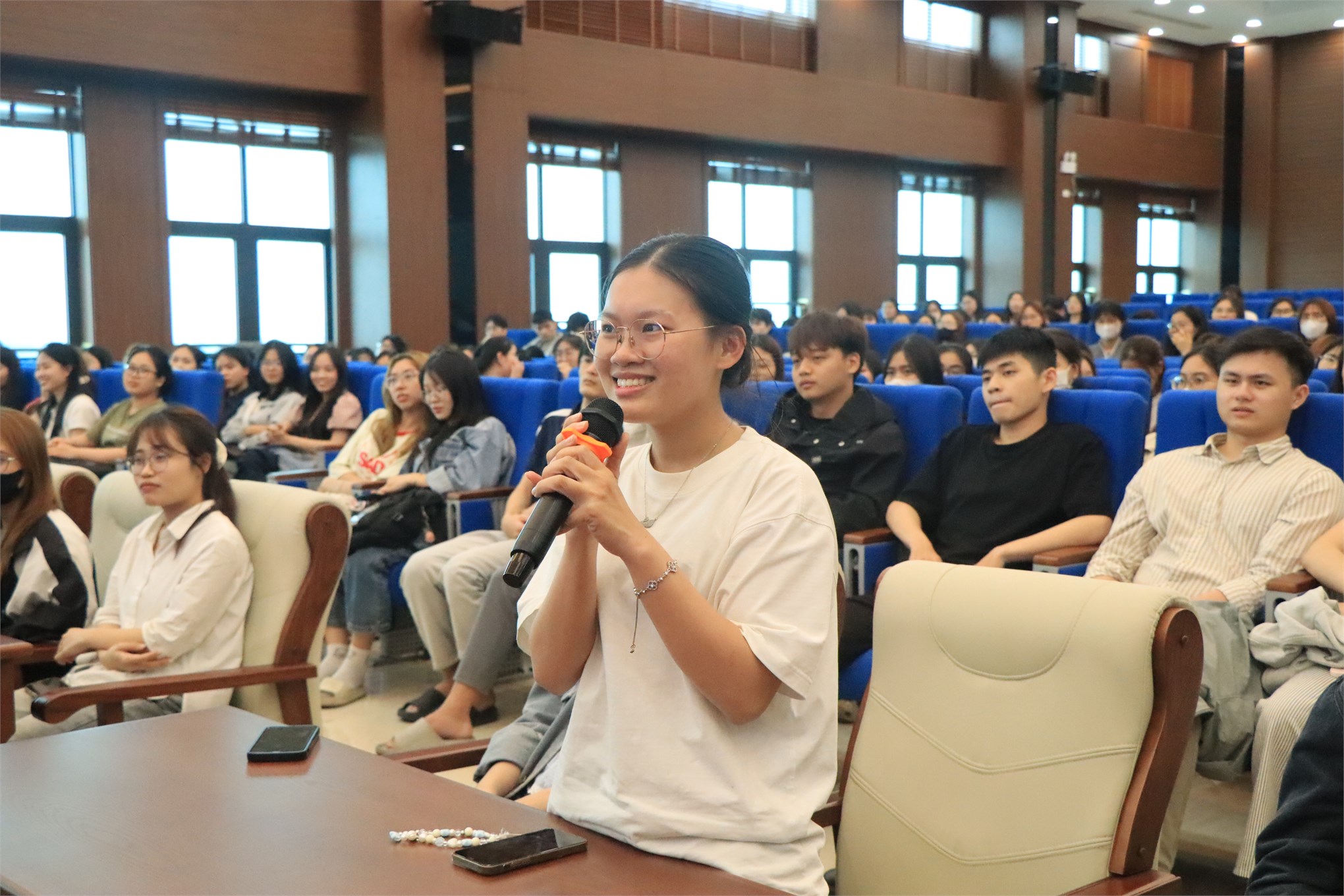 Trường Kinh tế tổ chức chương trình “Tập huấn hướng dẫn quy trình bảo vệ khóa luận tốt nghiệp và giới thiệu Chương trình đào tạo Thạc sĩ” cho sinh viên khóa 17 và các khóa khác