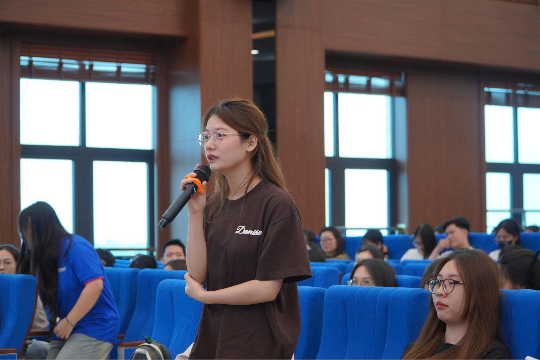 Trường Kinh tế tổ chức chương trình “Tập huấn hướng dẫn quy trình bảo vệ khóa luận tốt nghiệp và giới thiệu Chương trình đào tạo Thạc sĩ” cho sinh viên khóa 17 và các khóa khác