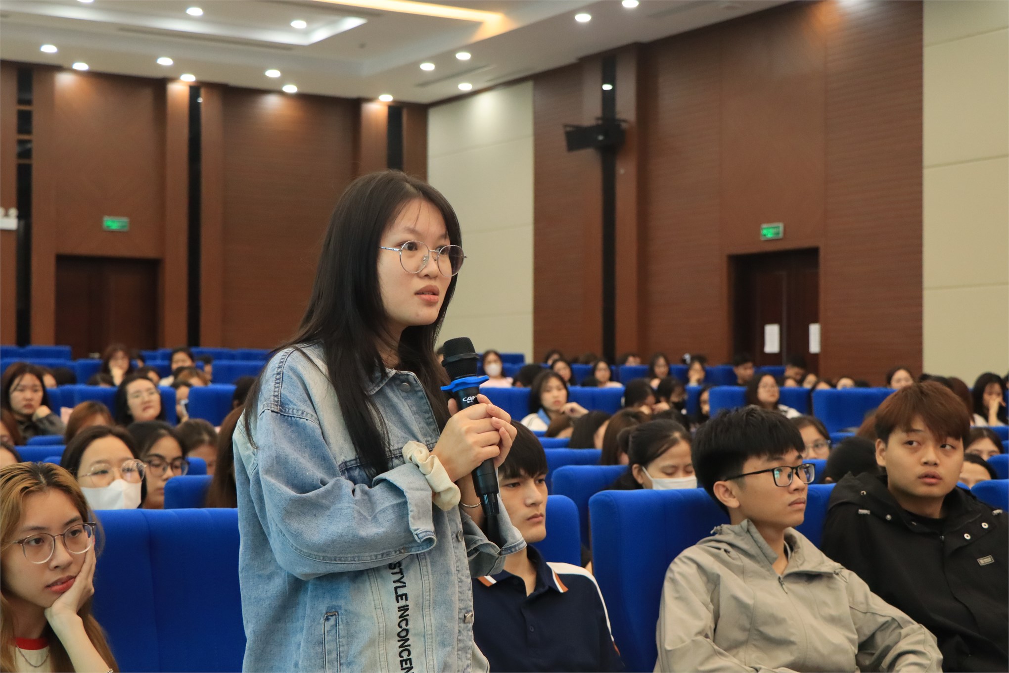 Trường Kinh tế tổ chức chương trình “Tập huấn hướng dẫn quy trình bảo vệ khóa luận tốt nghiệp và giới thiệu Chương trình đào tạo Thạc sĩ” cho sinh viên khóa 17 và các khóa khác