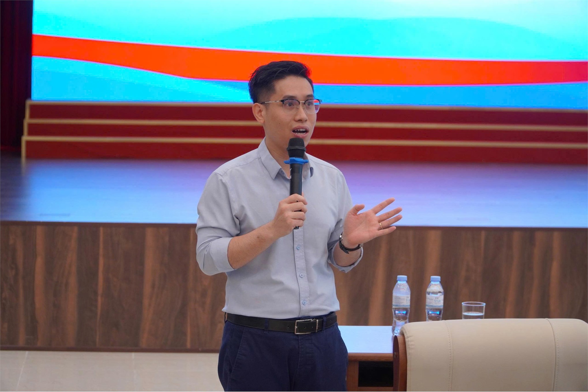 Trường Kinh tế tổ chức chương trình “Tập huấn hướng dẫn quy trình bảo vệ khóa luận tốt nghiệp và giới thiệu Chương trình đào tạo Thạc sĩ” cho sinh viên khóa 17 và các khóa khác