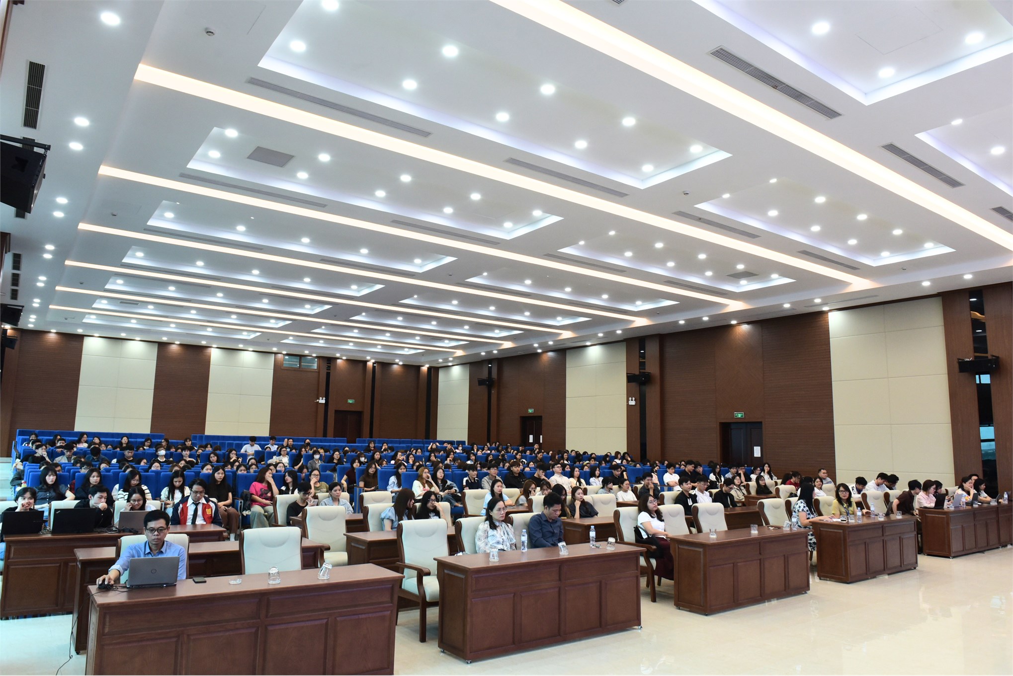 Trường Kinh tế tổ chức chương trình “Tập huấn hướng dẫn quy trình bảo vệ khóa luận tốt nghiệp và giới thiệu Chương trình đào tạo Thạc sĩ” cho sinh viên khóa 17 và các khóa khác