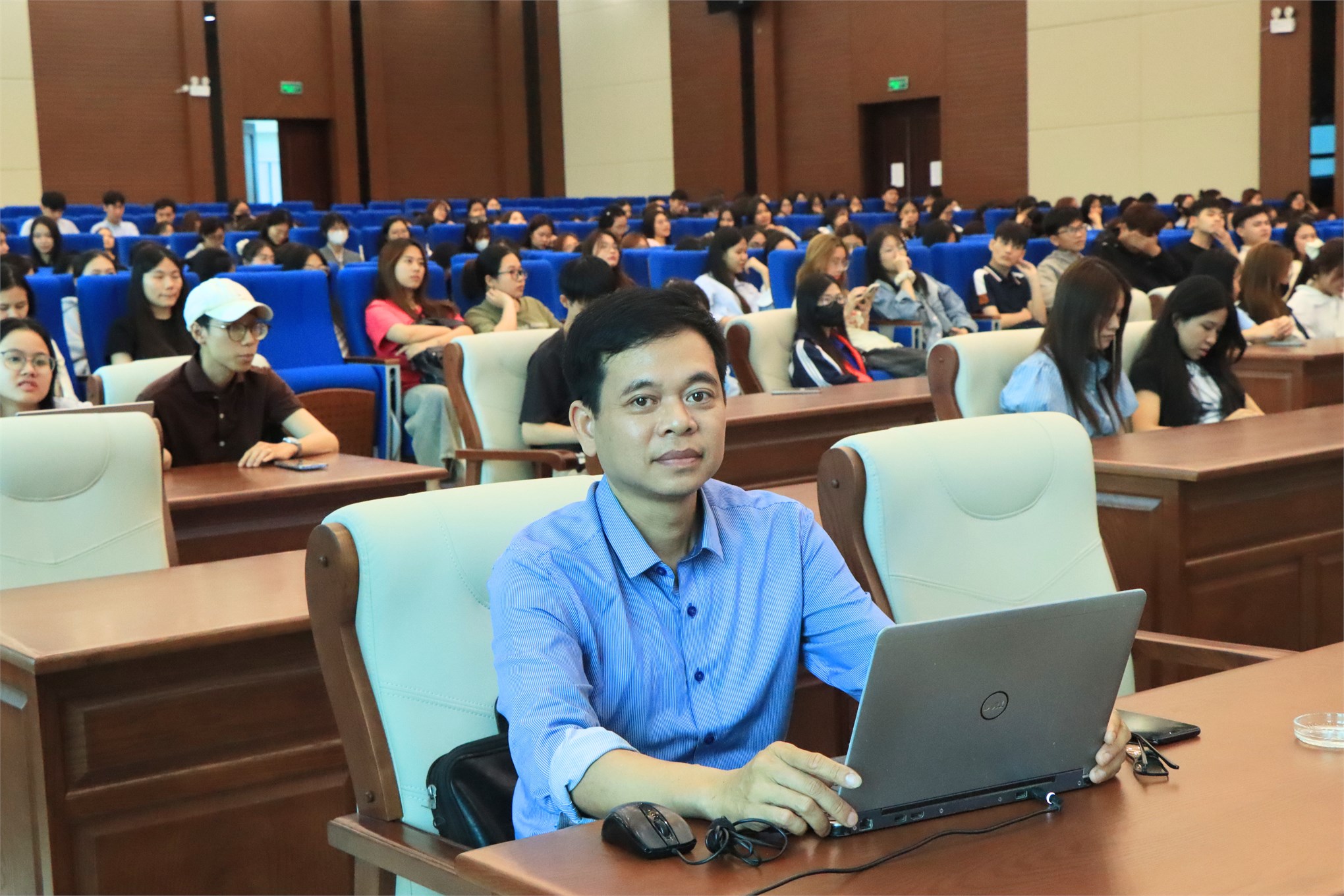 Trường Kinh tế tổ chức chương trình “Tập huấn hướng dẫn quy trình bảo vệ khóa luận tốt nghiệp và giới thiệu Chương trình đào tạo Thạc sĩ” cho sinh viên khóa 17 và các khóa khác