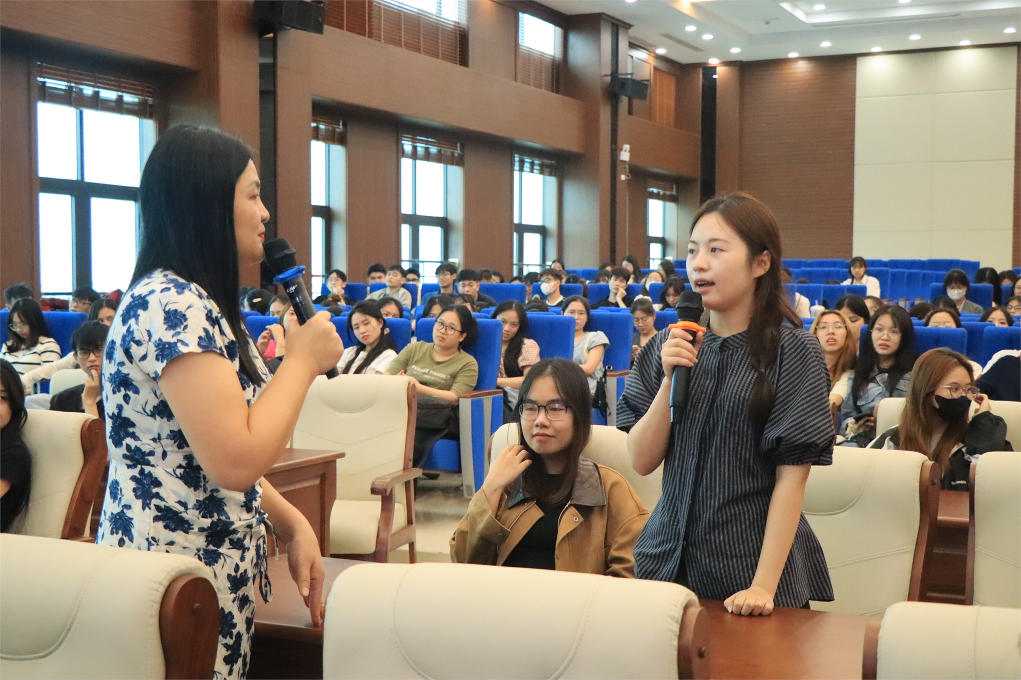 Trường Kinh tế tổ chức chương trình “Tập huấn hướng dẫn quy trình bảo vệ khóa luận tốt nghiệp và giới thiệu Chương trình đào tạo Thạc sĩ” cho sinh viên khóa 17 và các khóa khác
