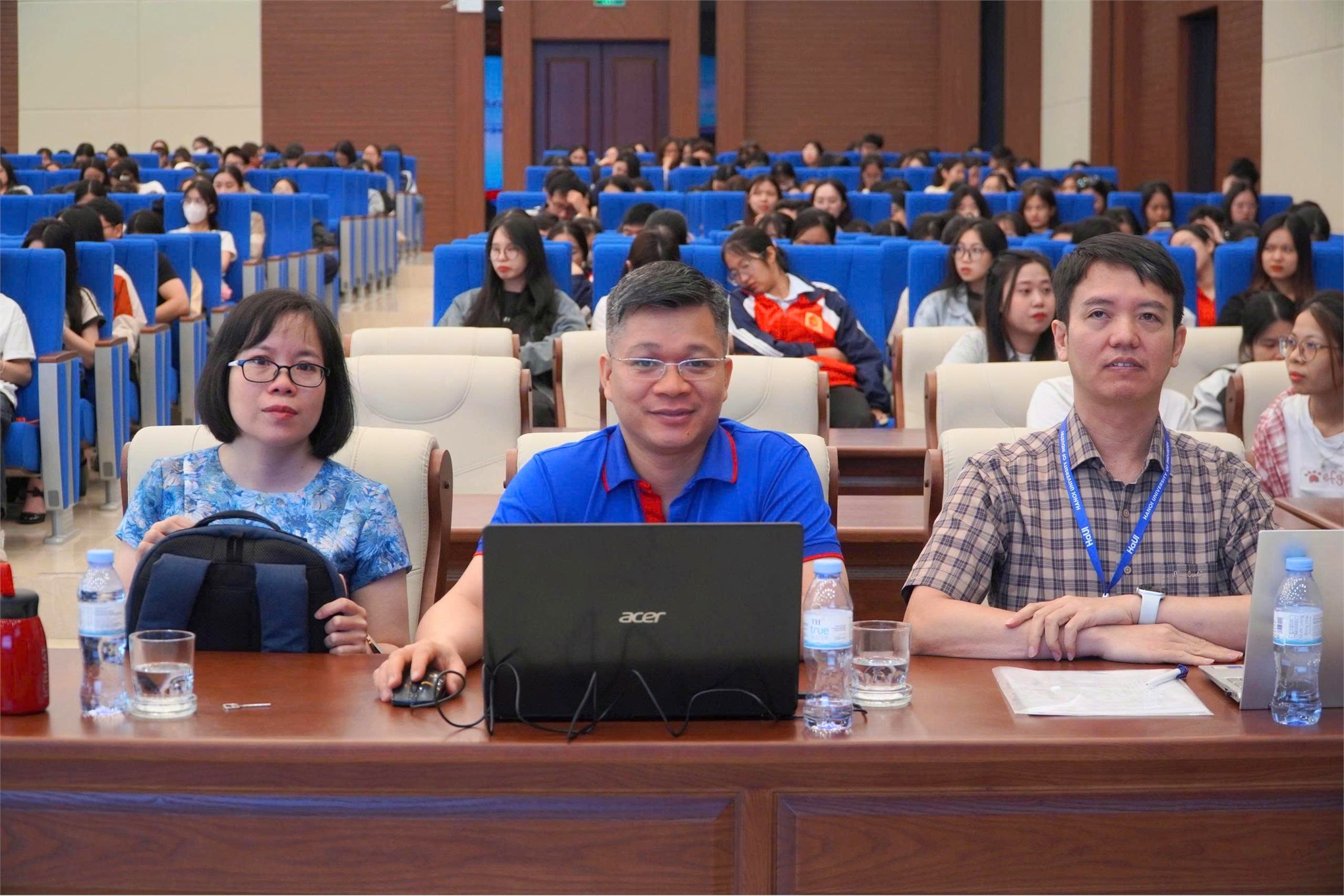 Trường Kinh tế tổ chức chương trình “Tập huấn hướng dẫn quy trình bảo vệ khóa luận tốt nghiệp và giới thiệu Chương trình đào tạo Thạc sĩ” cho sinh viên khóa 17 và các khóa khác