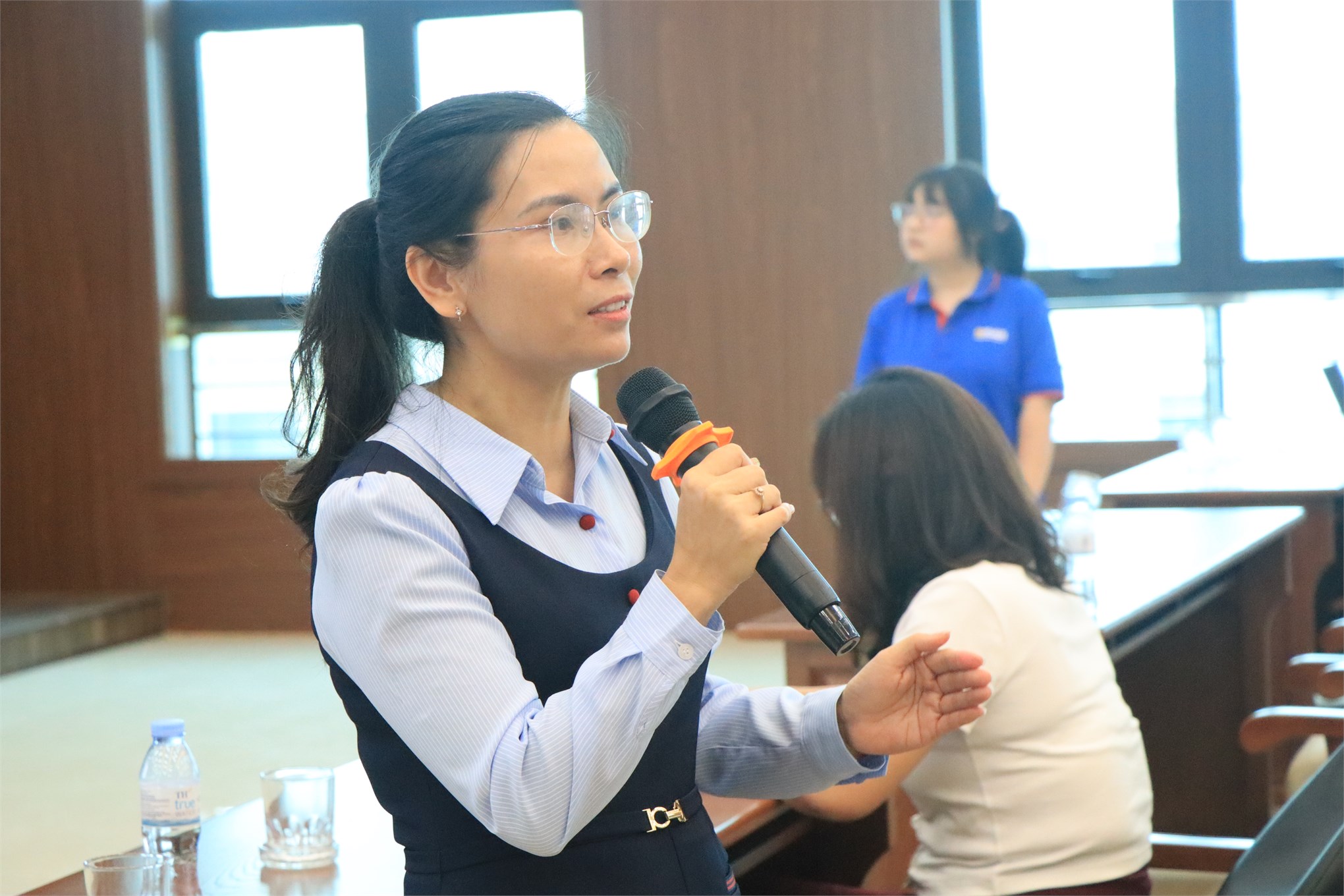 Trường Kinh tế tổ chức chương trình “Tập huấn hướng dẫn quy trình bảo vệ khóa luận tốt nghiệp và giới thiệu Chương trình đào tạo Thạc sĩ” cho sinh viên khóa 17 và các khóa khác