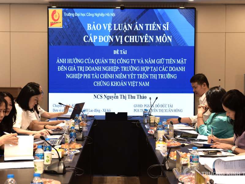 Trường Kinh tế tổ chức Đánh giá luận án Tiến sĩ cấp đơn vị chuyên môn cho Nghiên cứu sinh Nguyễn Thị Thu Thảo