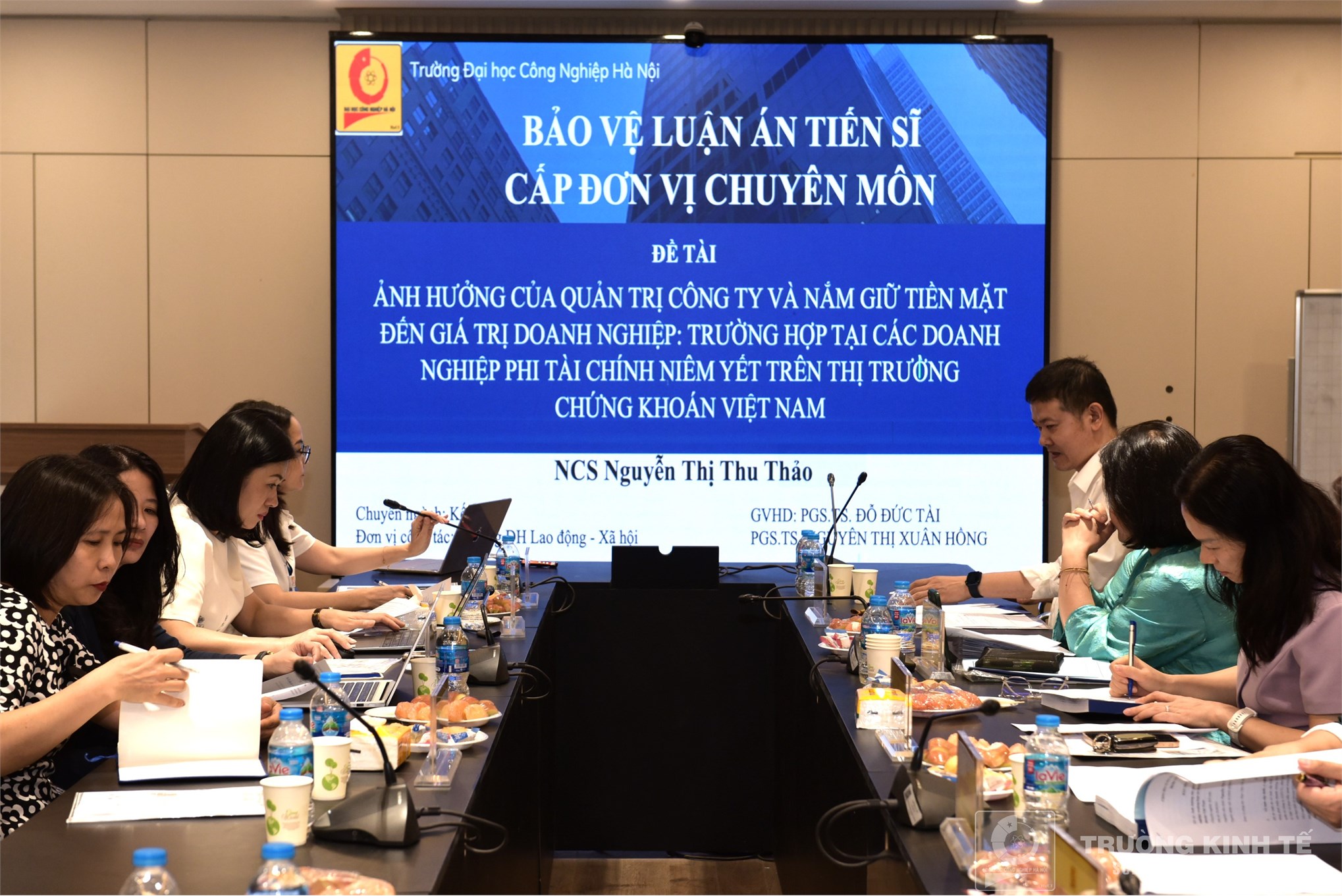 Trường Kinh tế tổ chức Đánh giá luận án Tiến sĩ cấp đơn vị chuyên môn cho Nghiên cứu sinh Nguyễn Thị Thu Thảo