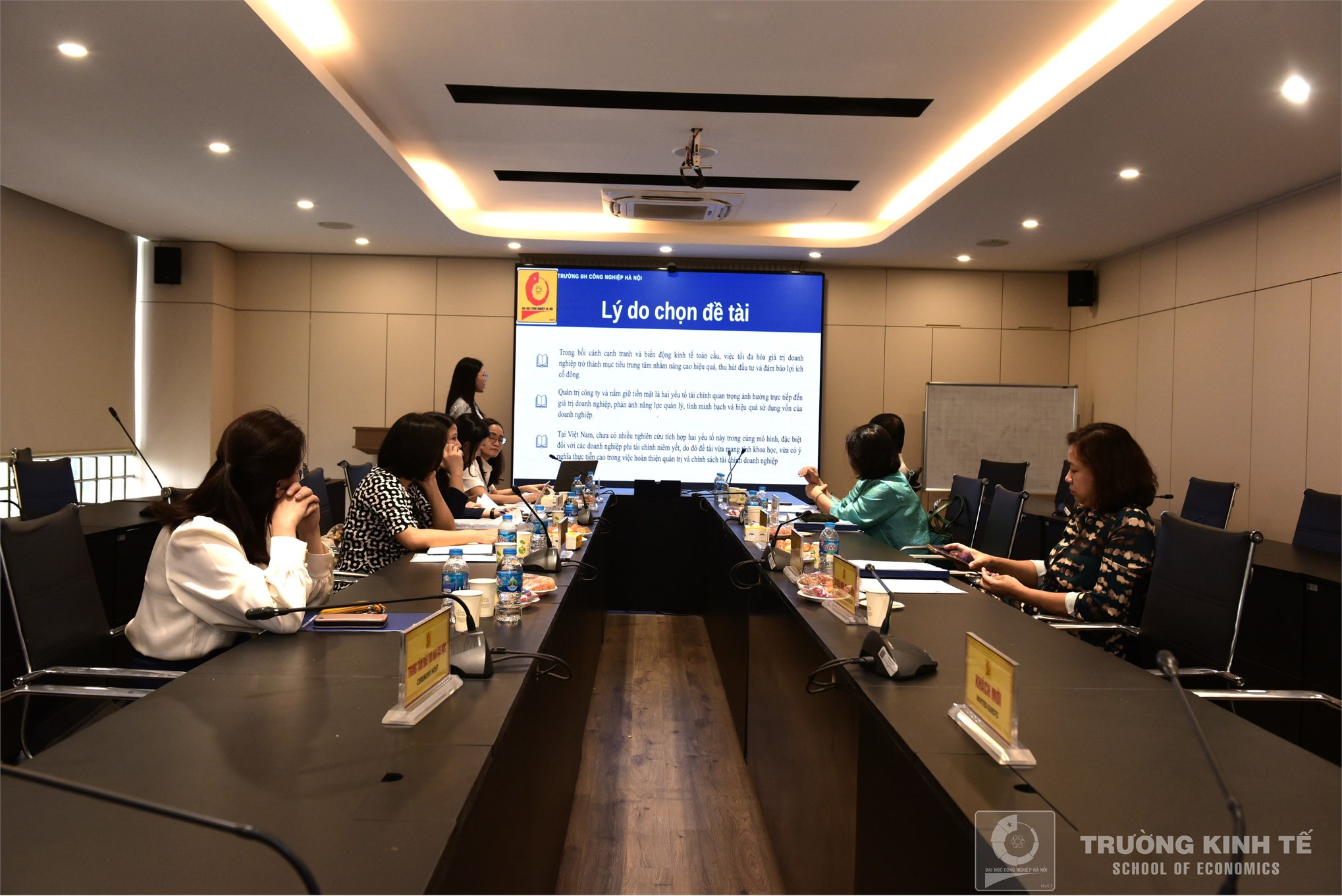 Trường Kinh tế tổ chức Đánh giá luận án Tiến sĩ cấp đơn vị chuyên môn cho Nghiên cứu sinh Nguyễn Thị Thu Thảo