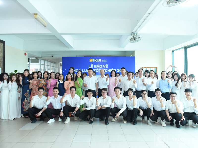 Rộn ràng mùa bảo vệ khóa luận tốt nghiệp tại trường kinh tế: nơi tri thức và cảm xúc hội tụ