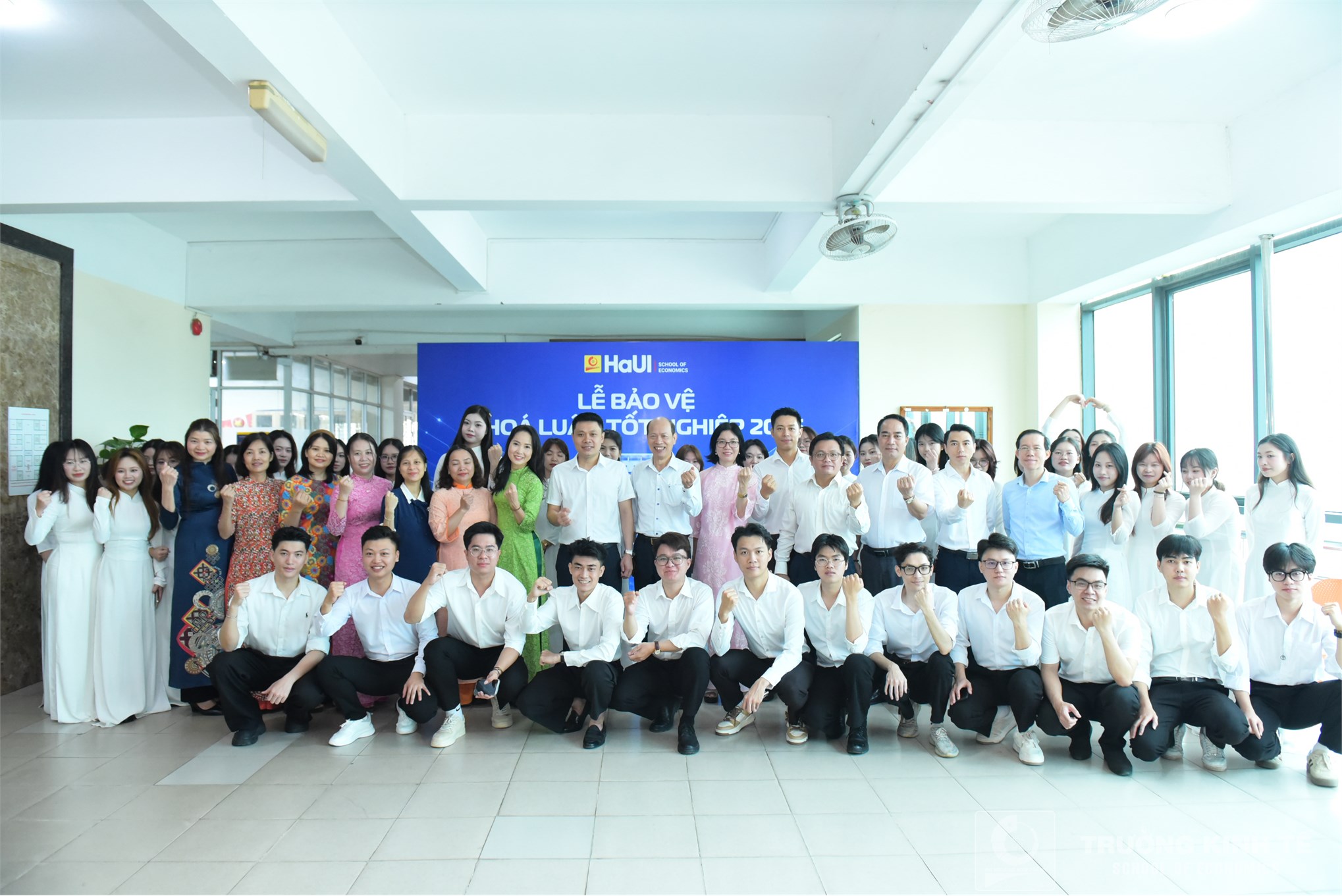 Rộn ràng mùa bảo vệ khóa luận tốt nghiệp tại trường kinh tế: nơi tri thức và cảm xúc hội tụ