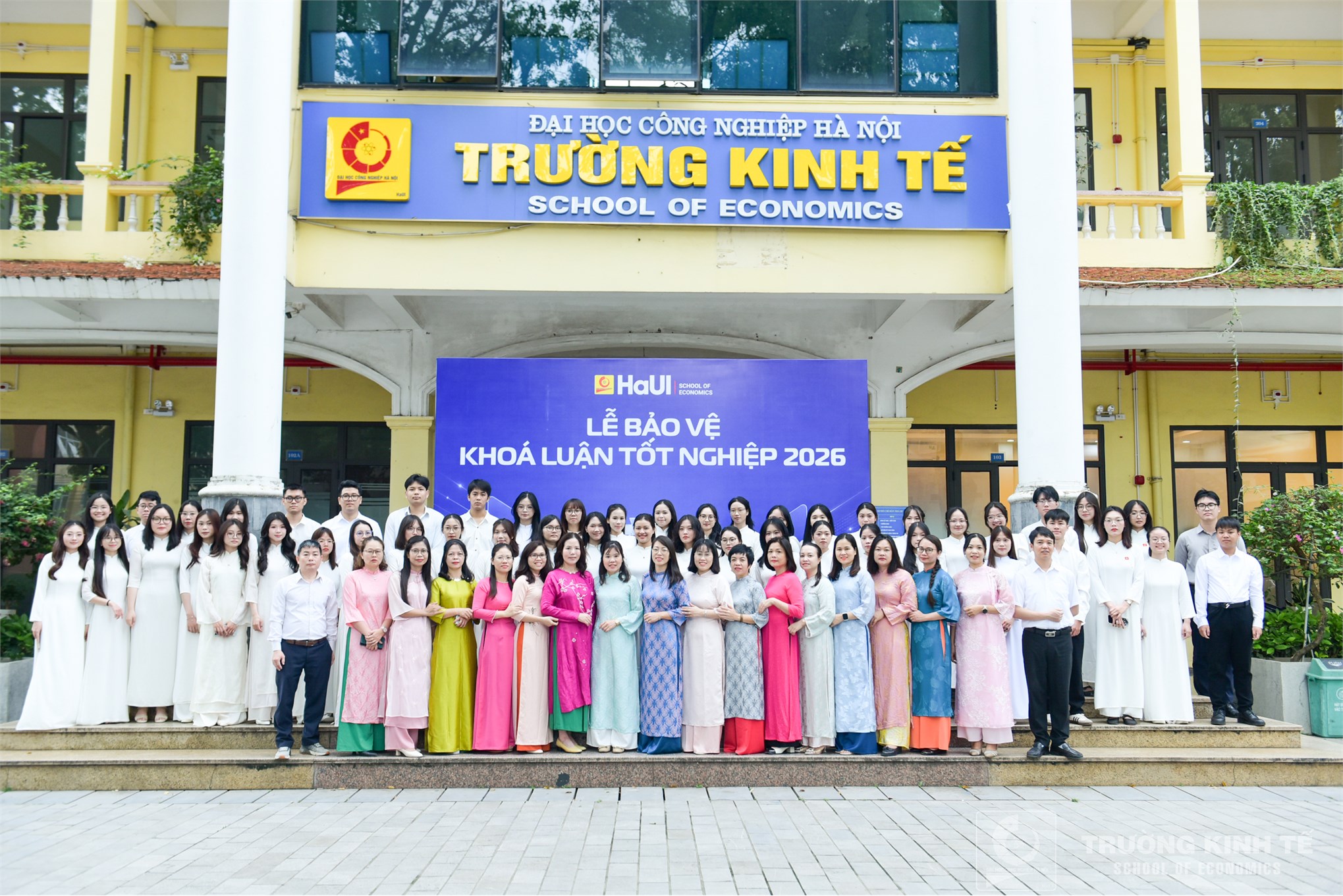 Rộn ràng mùa bảo vệ khóa luận tốt nghiệp tại trường kinh tế: nơi tri thức và cảm xúc hội tụ