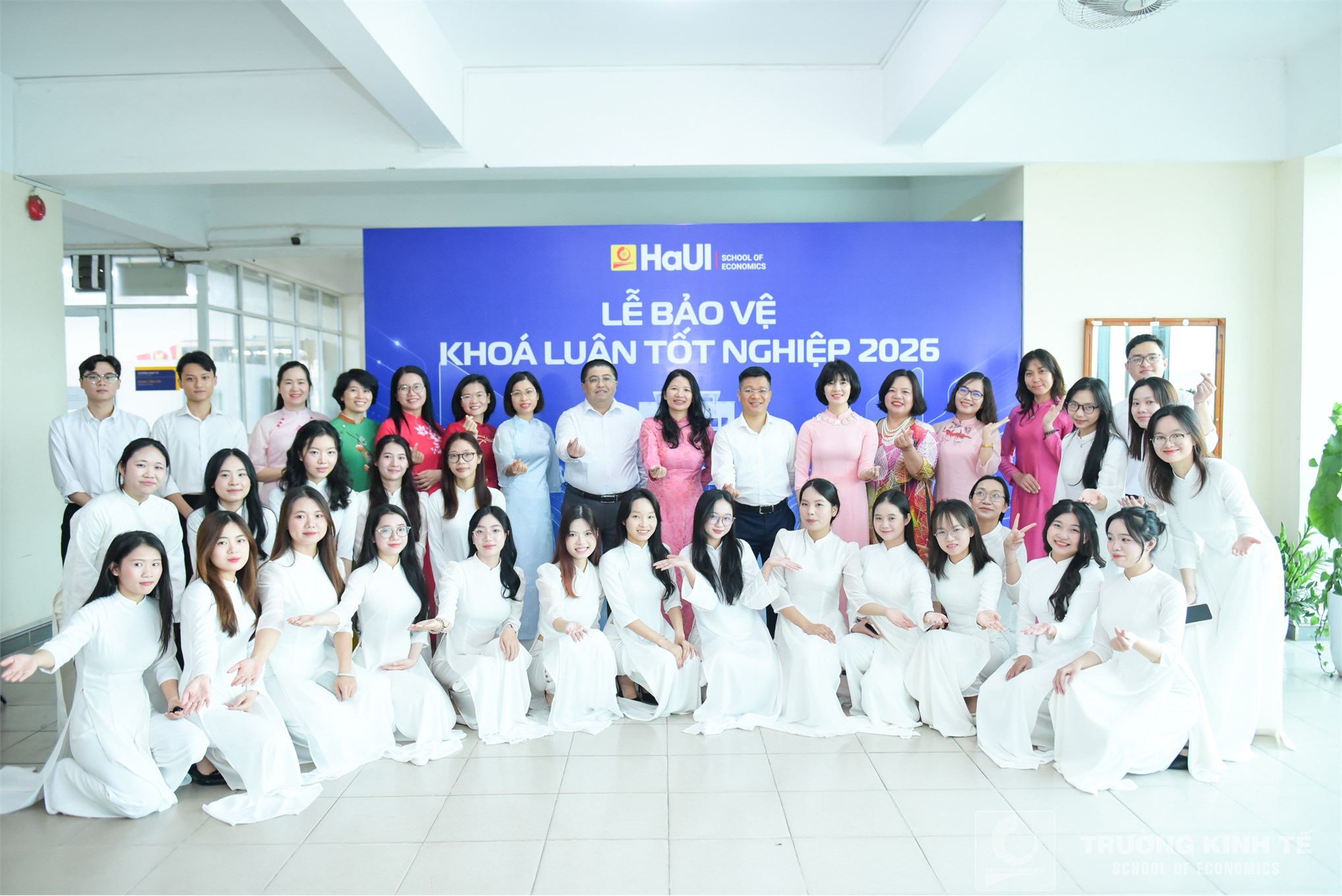 Rộn ràng mùa bảo vệ khóa luận tốt nghiệp tại trường kinh tế: nơi tri thức và cảm xúc hội tụ