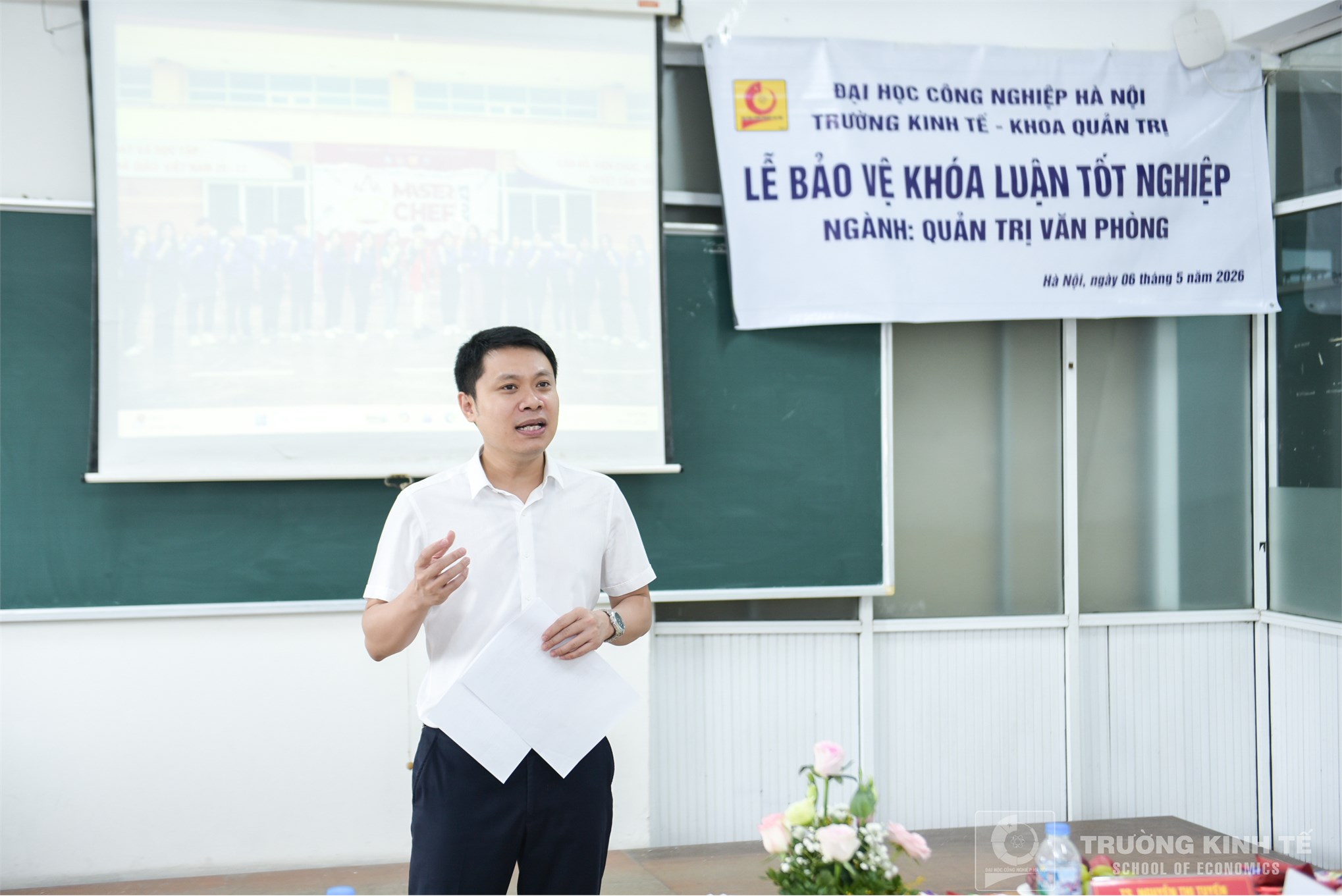 Rộn ràng mùa bảo vệ khóa luận tốt nghiệp tại trường kinh tế: nơi tri thức và cảm xúc hội tụ