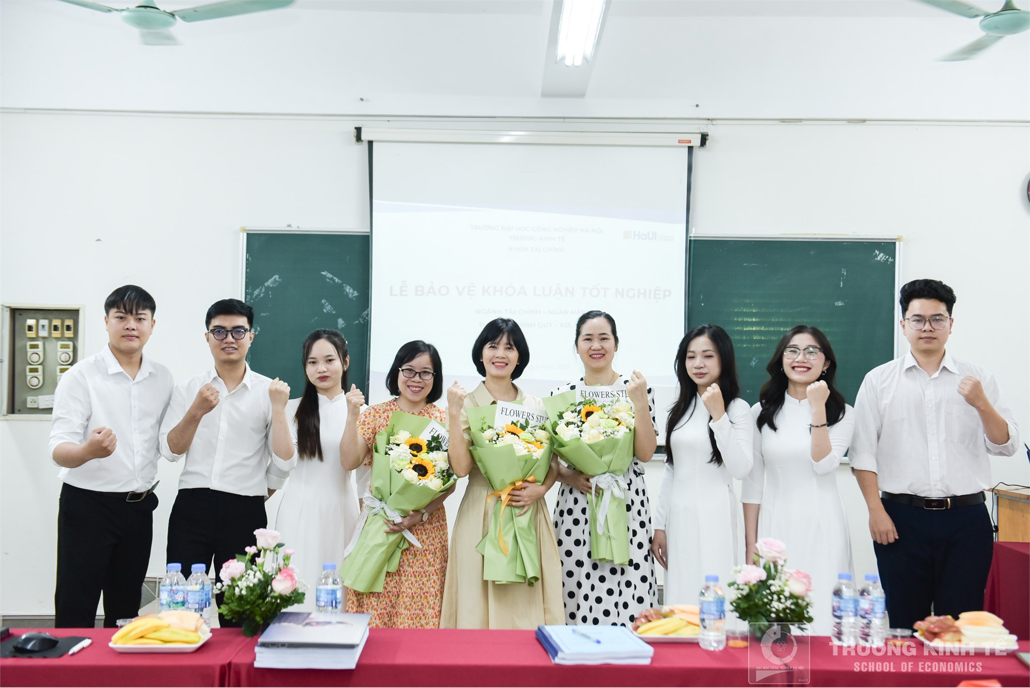 Rộn ràng mùa bảo vệ khóa luận tốt nghiệp tại trường kinh tế: nơi tri thức và cảm xúc hội tụ
